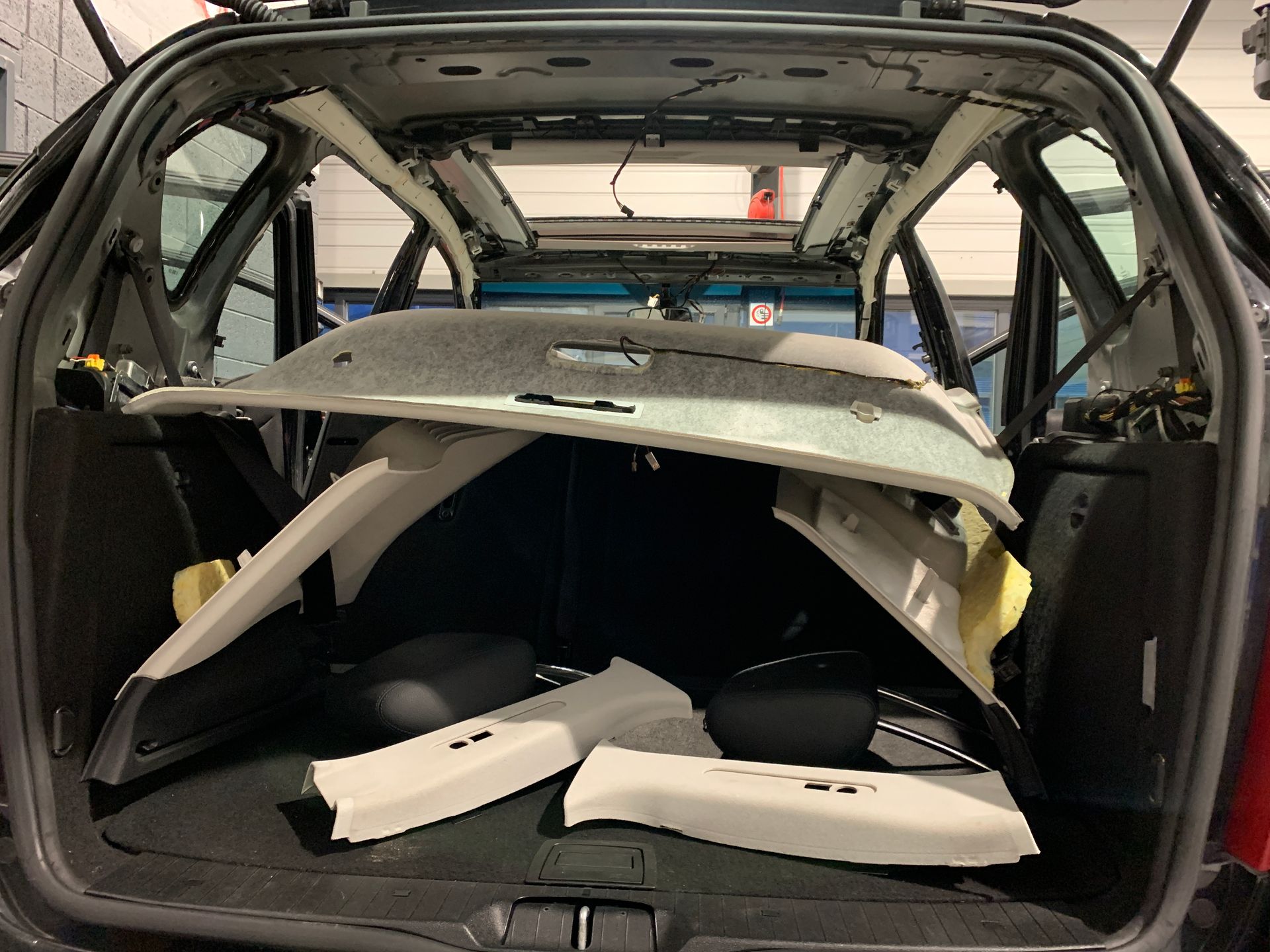 L'arrière d'une voiture avec un toit manquant