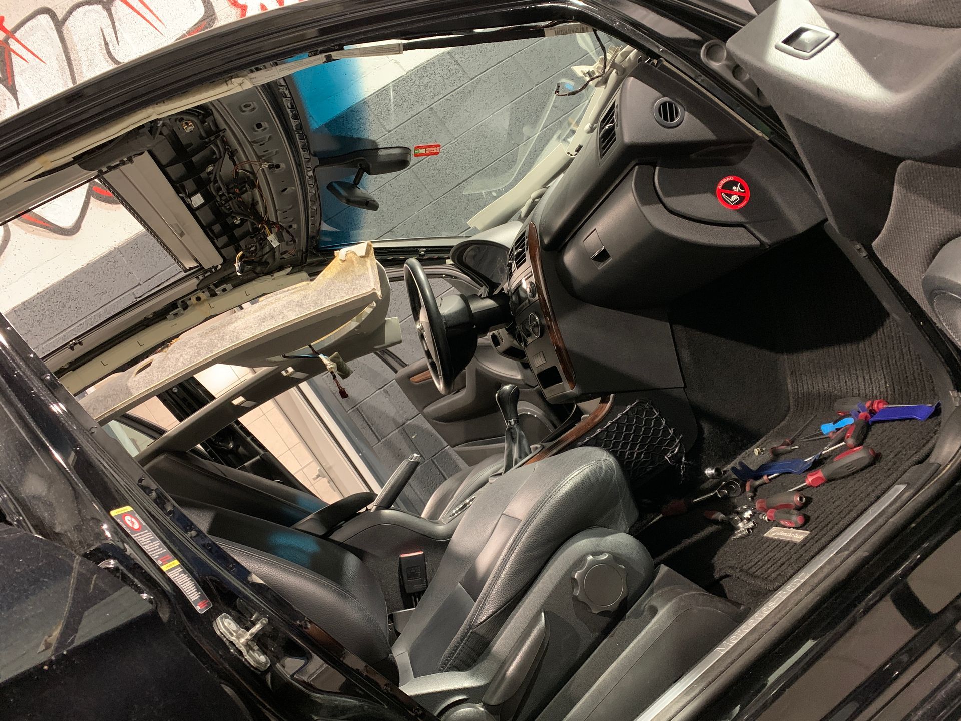 L’intérieur d’une voiture avec un pare-brise cassé.