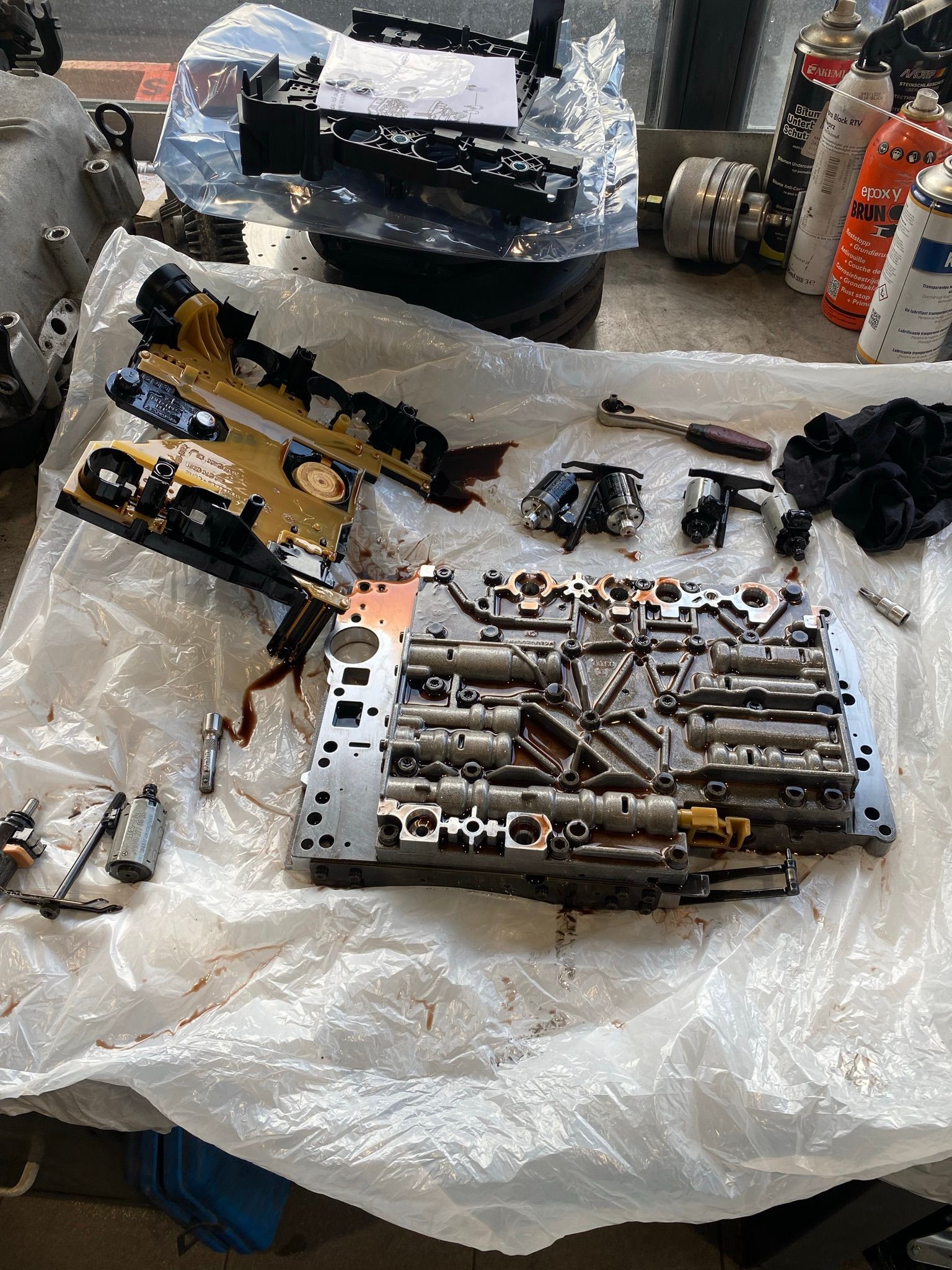 Un morceau de métal repose sur un sac en plastique posé sur une table.