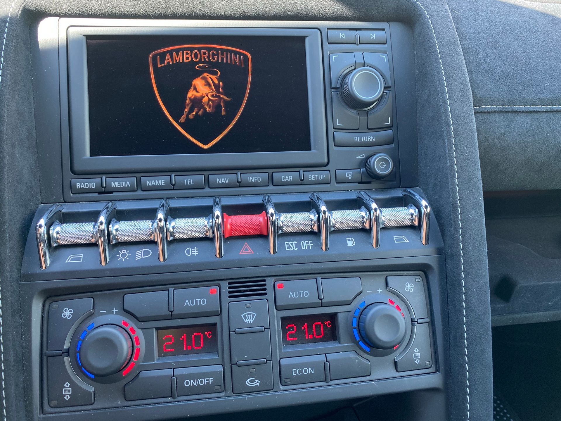 Le tableau de bord d'une voiture Lamborghini a un écran qui indique Lamborghini dessus