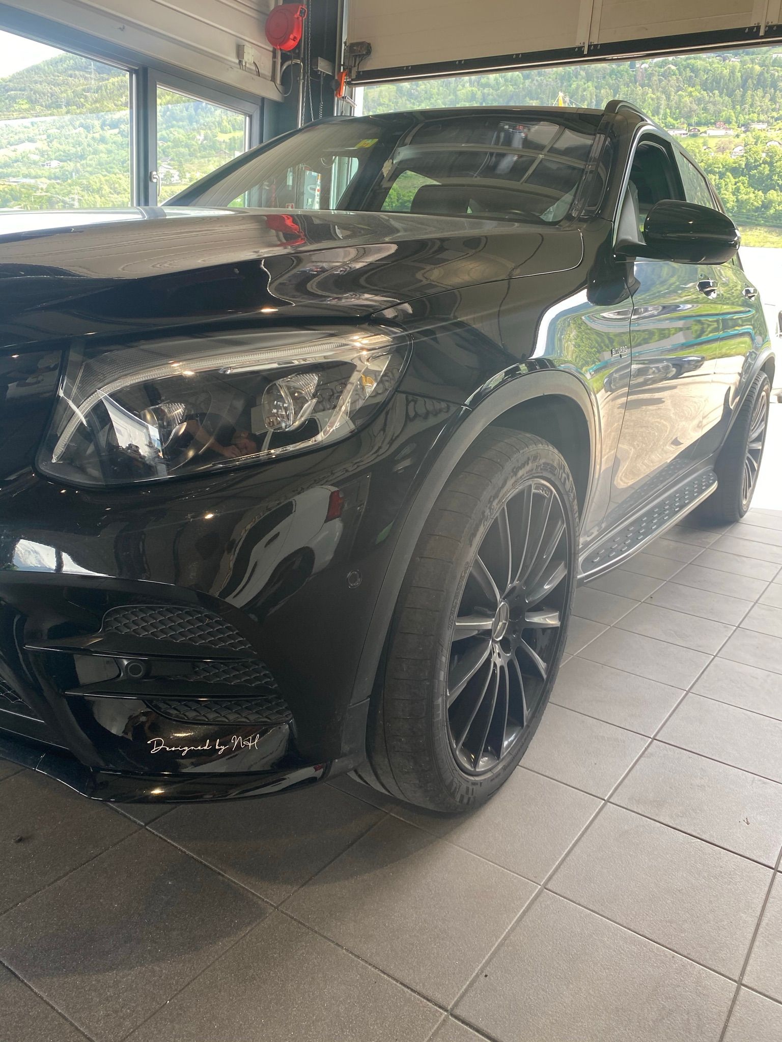 Un SUV noir est garé dans un garage.