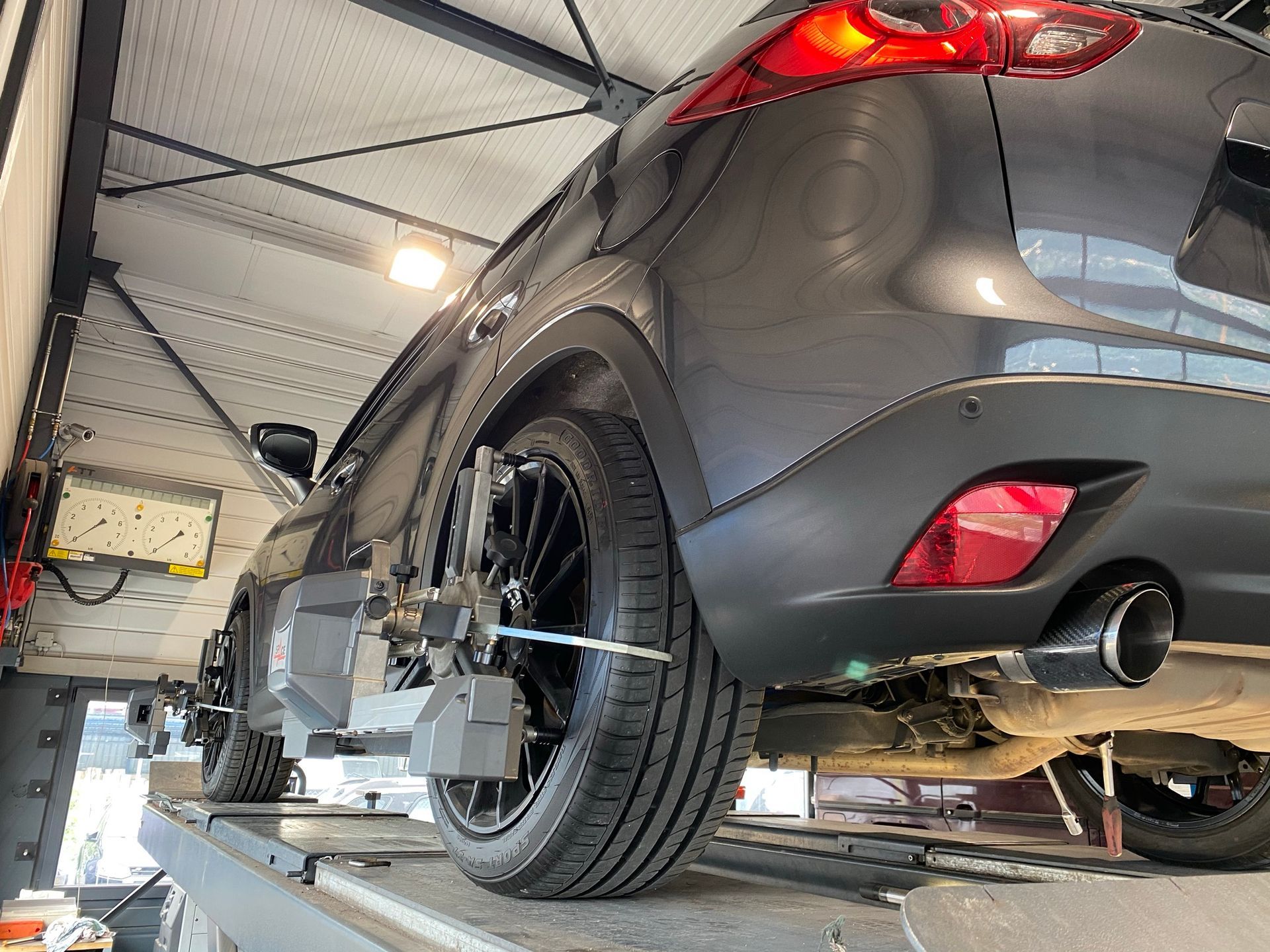 Une voiture est réglée sur un ascenseur dans un garage.
