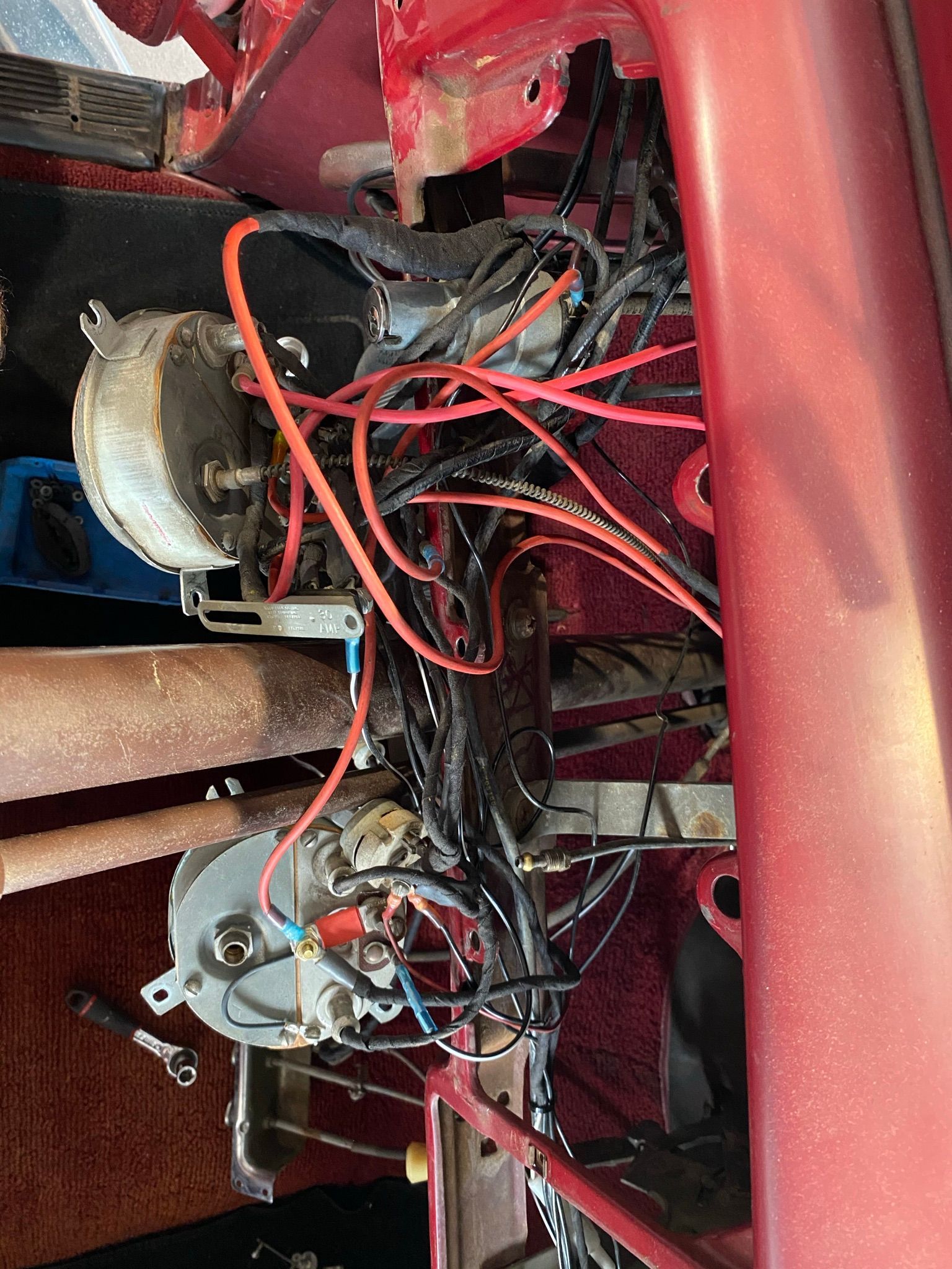 Une voiture rouge avec beaucoup de fils qui en sortent.