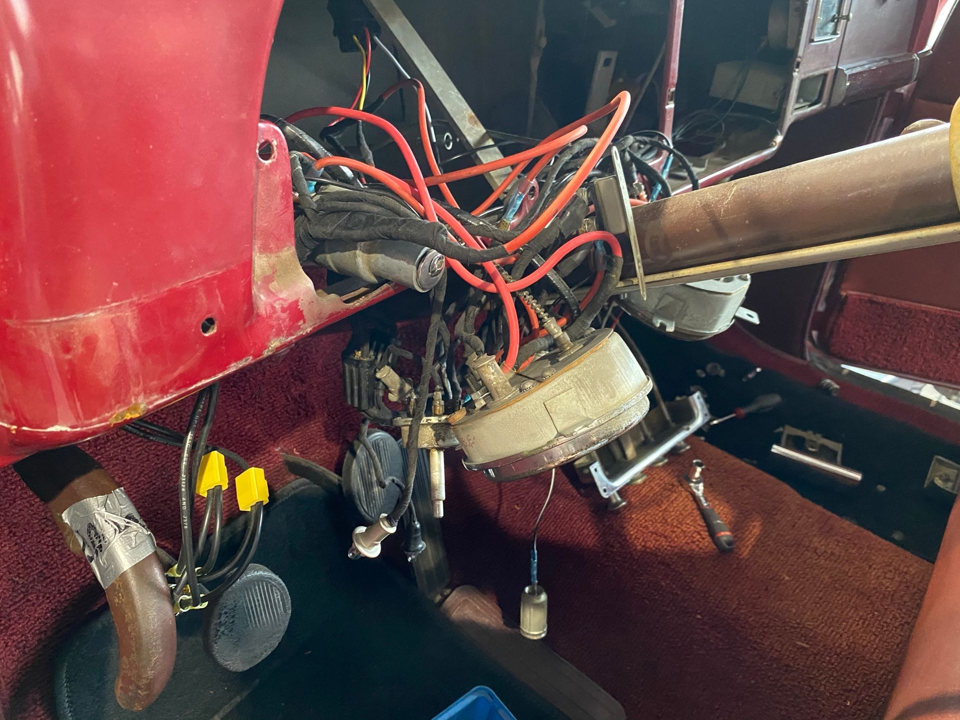 Un volant avec un tas de fils qui en sortent