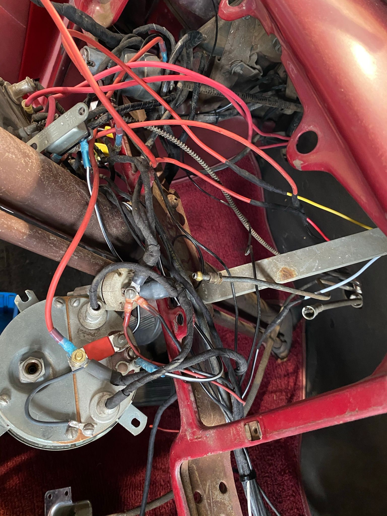 Une voiture avec beaucoup de fils qui en sortent.