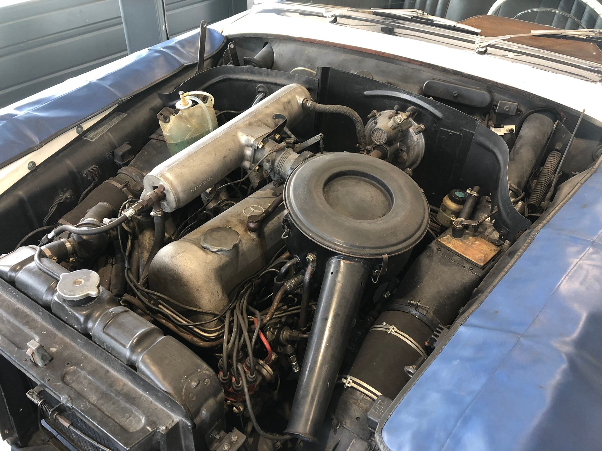 Un gros plan d'un moteur de voiture avec le capot ouvert