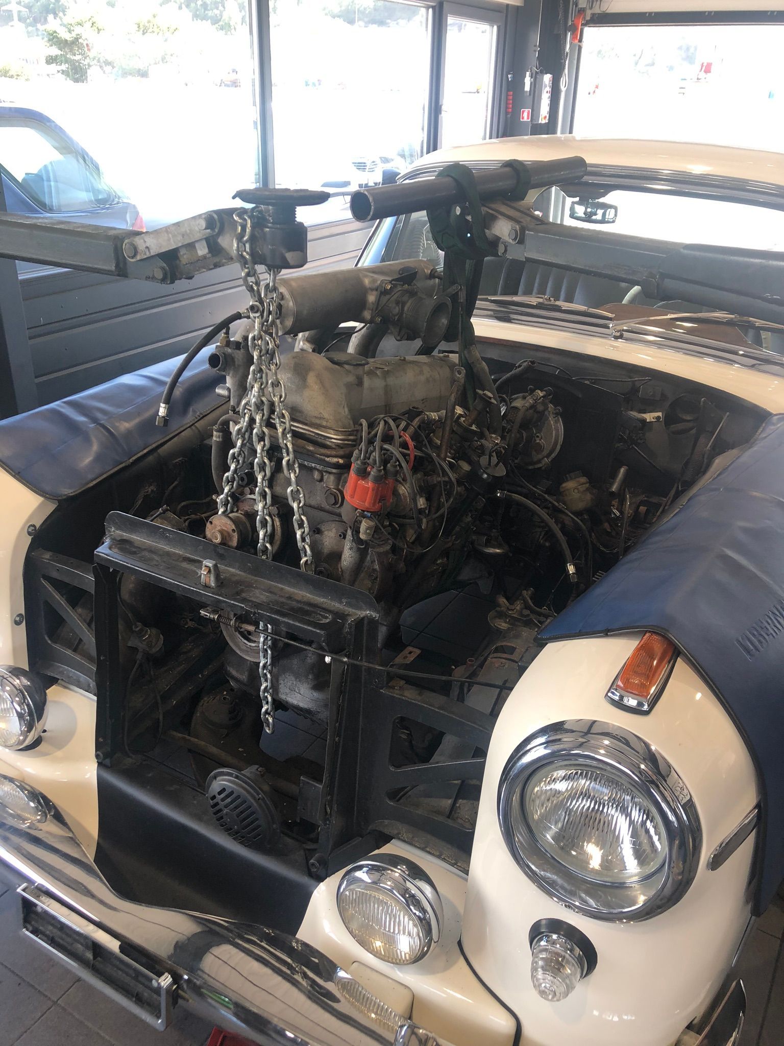 Le moteur d'une voiture est démonté.