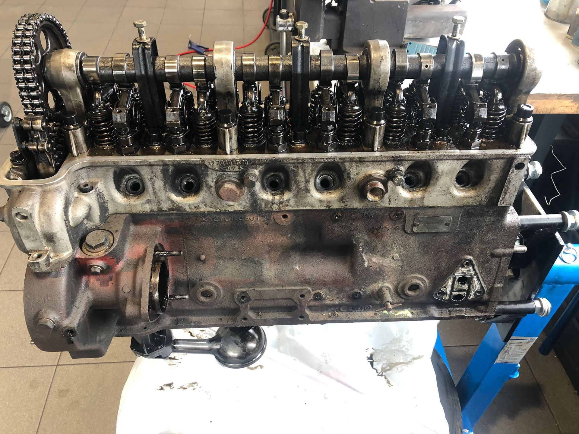 Un gros plan d'une culasse d'un moteur de voiture