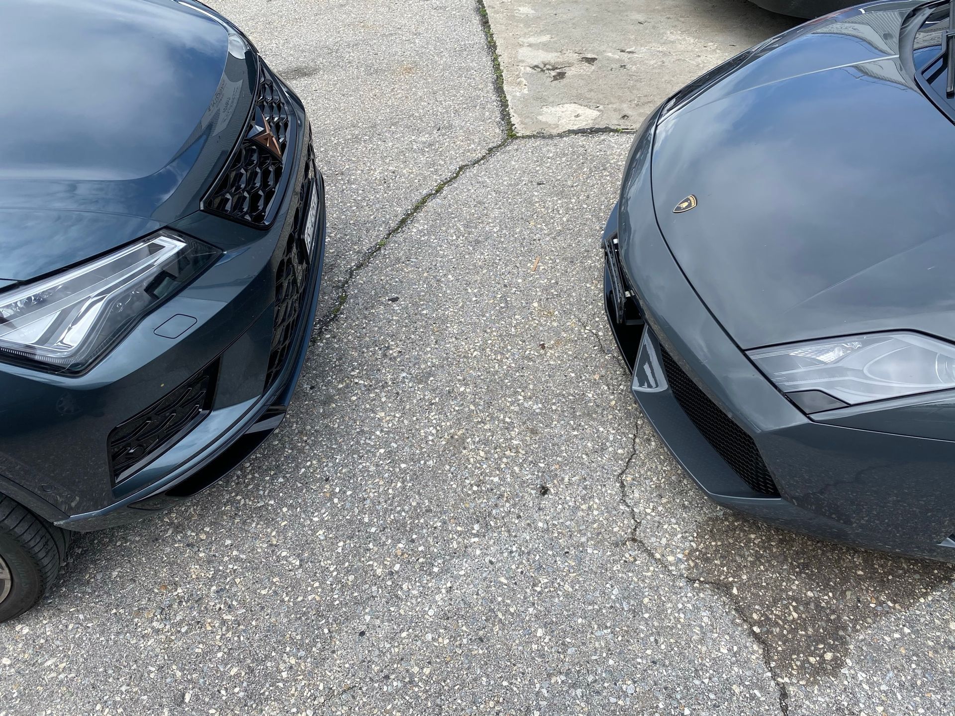 Deux voitures sont garées l’une à côté de l’autre sur le bord de la route.