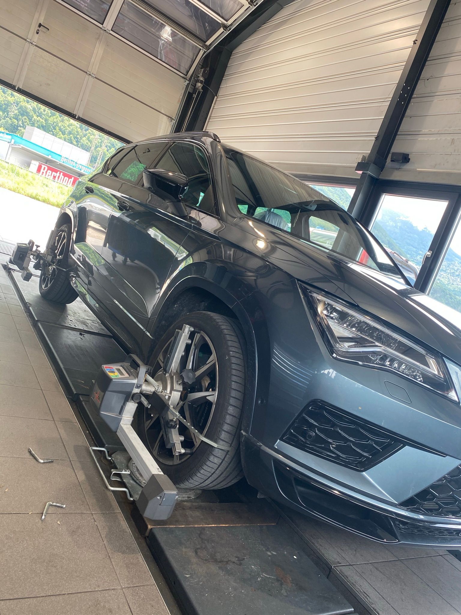 Une voiture est posée sur une rampe dans un garage.
