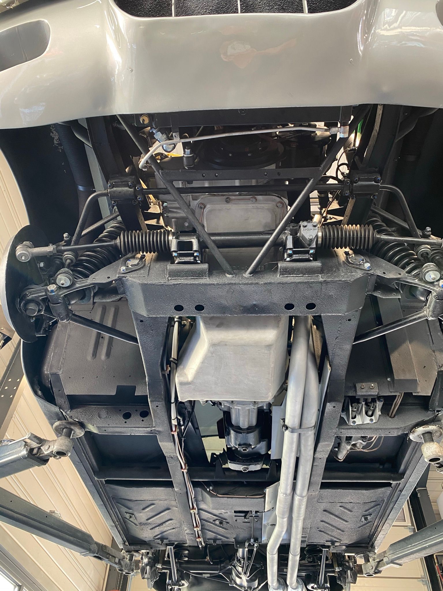 Un gros plan du dessous d'une voiture dans un garage.