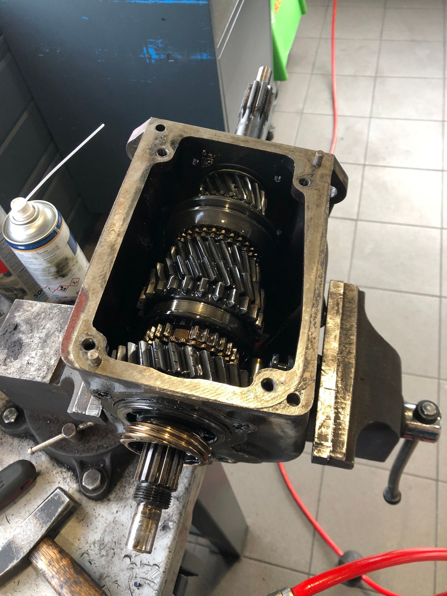 Une boîte de vitesses est posée sur un étau sur une table.