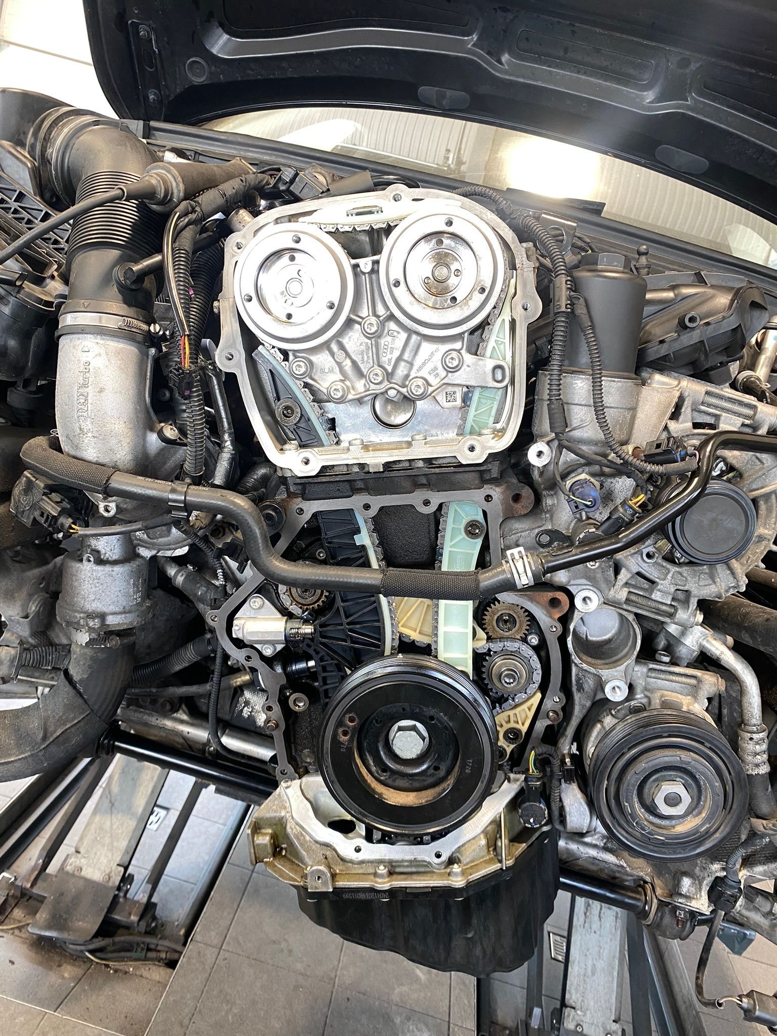 Un gros plan d'un moteur de voiture avec le capot ouvert.