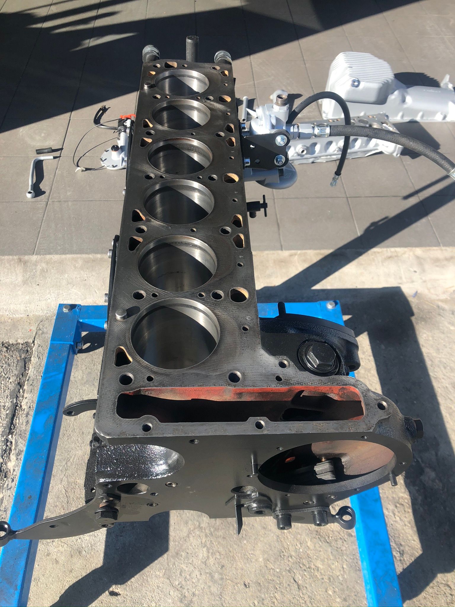 Un bloc-cylindres est posé sur un support bleu.