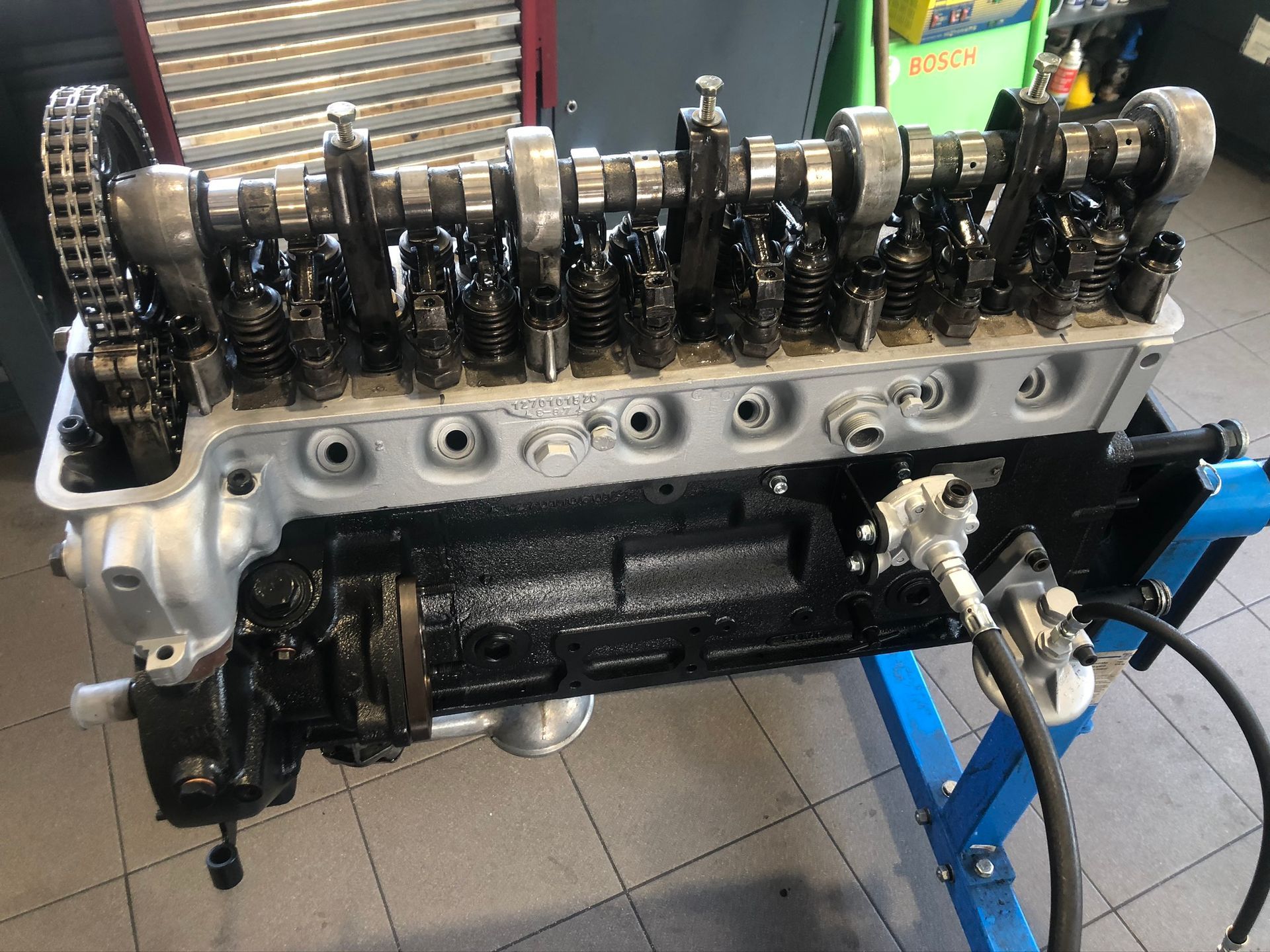 Un moteur de voiture est en cours de réparation dans un garage.