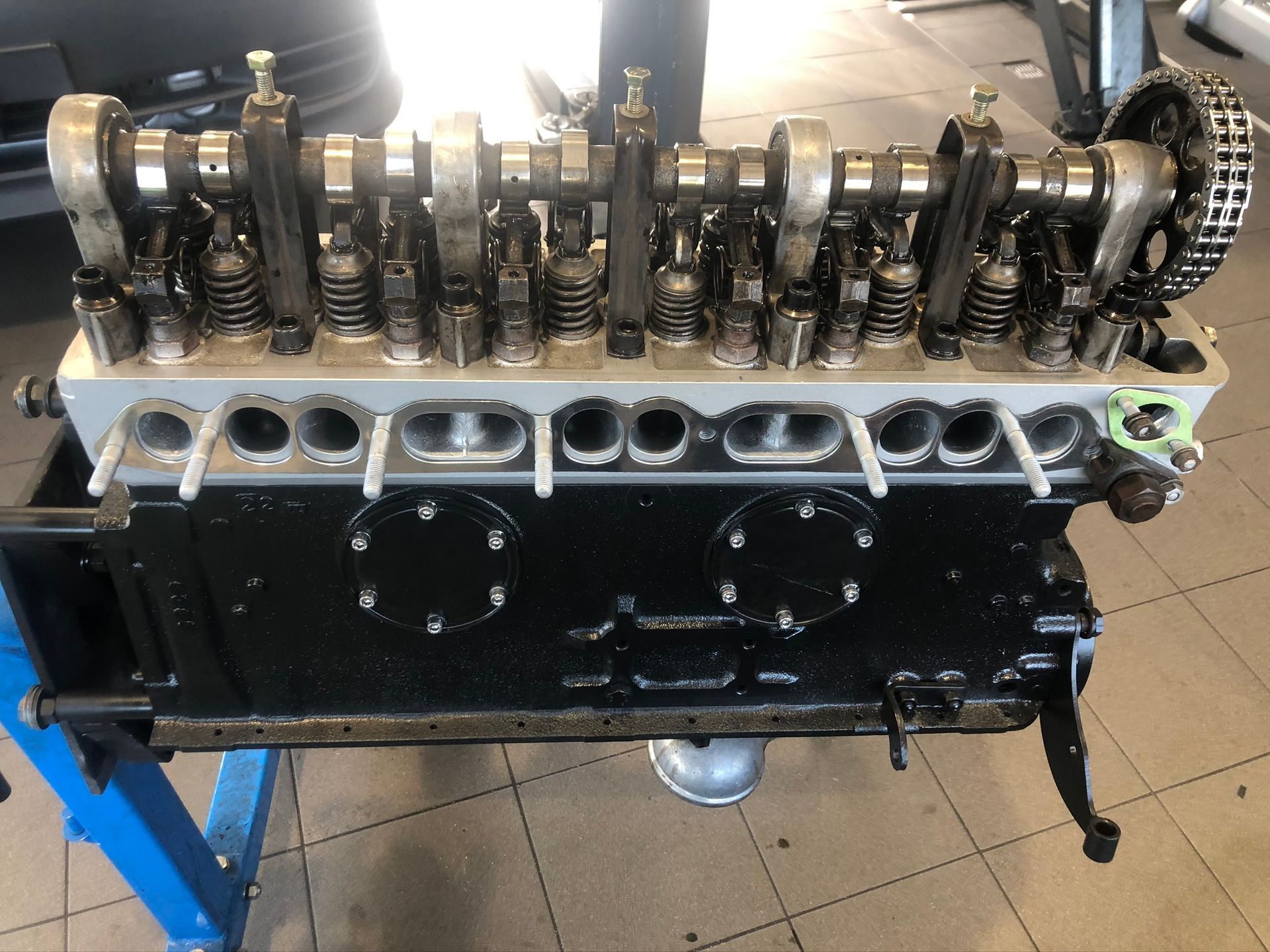 Un moteur noir est posé sur un support bleu