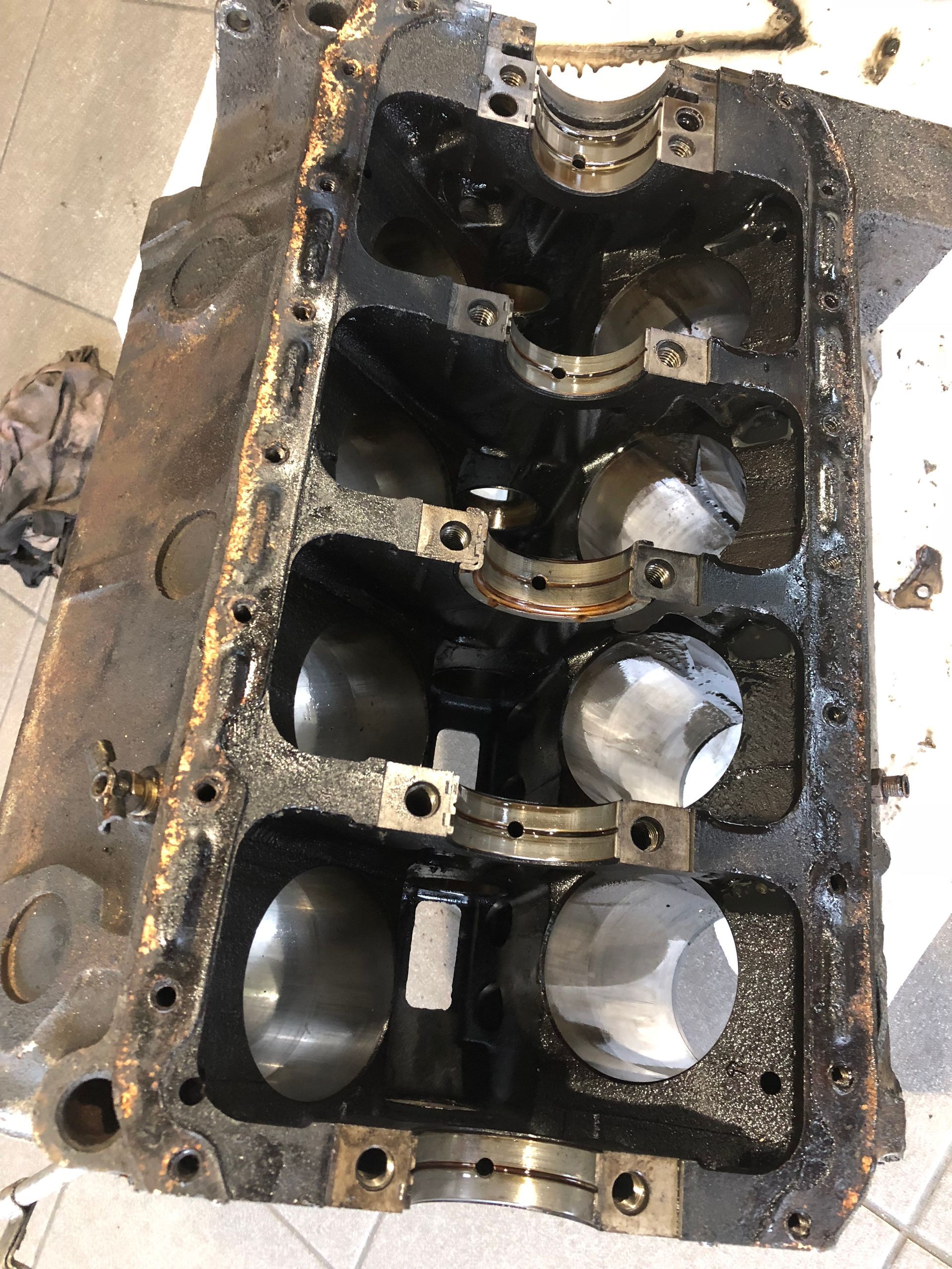 Un gros plan de l’intérieur d’un bloc-cylindres