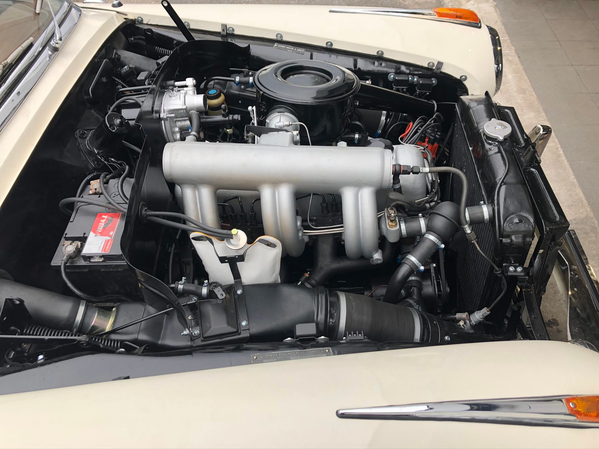 Un gros plan d'un moteur de voiture avec le capot ouvert