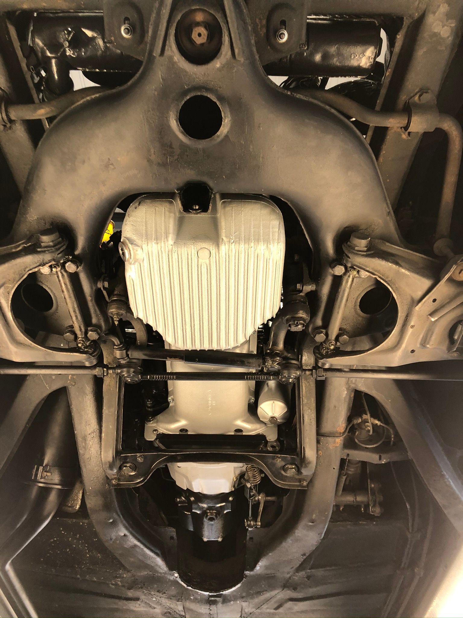 Un gros plan du dessous du moteur d'une voiture.