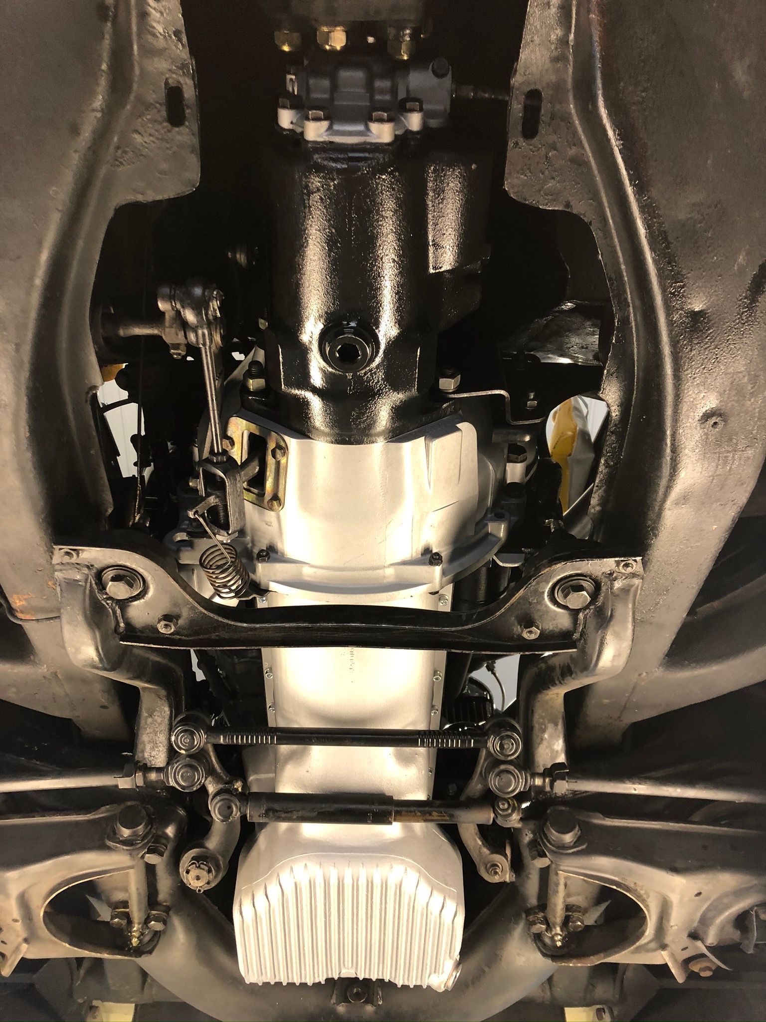 Un gros plan du dessous d'une voiture.