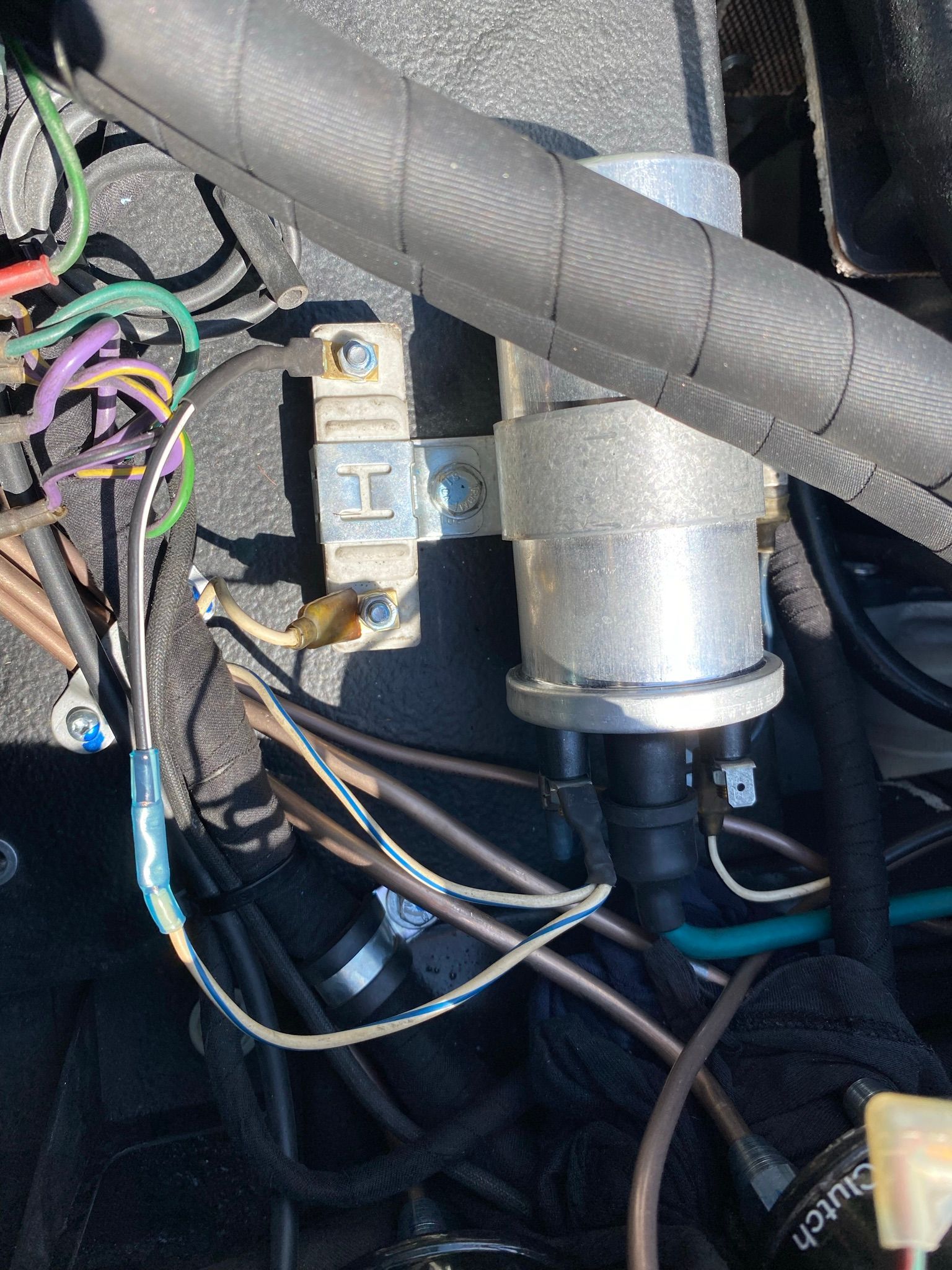 Un gros plan d'une bobine et de fils dans une voiture.