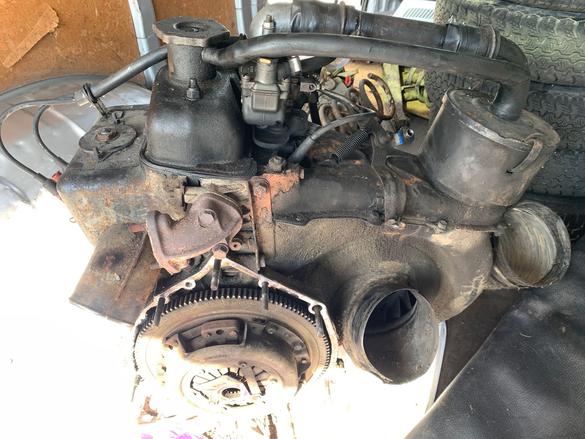 Un vieux moteur est posé sur une table.