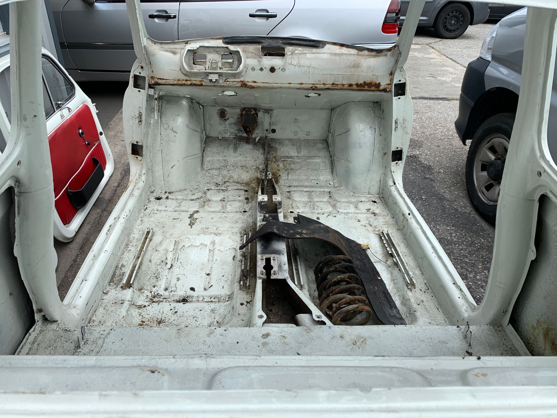 L’intérieur d’une voiture blanche avec un trou dans le sol