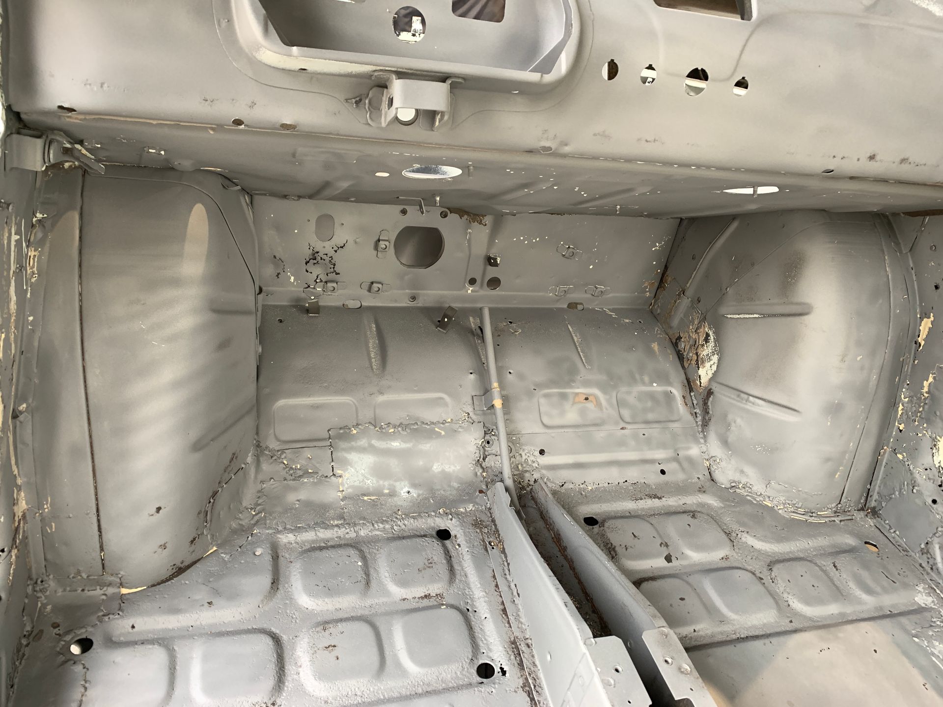 L’intérieur d’une voiture avec beaucoup de trous