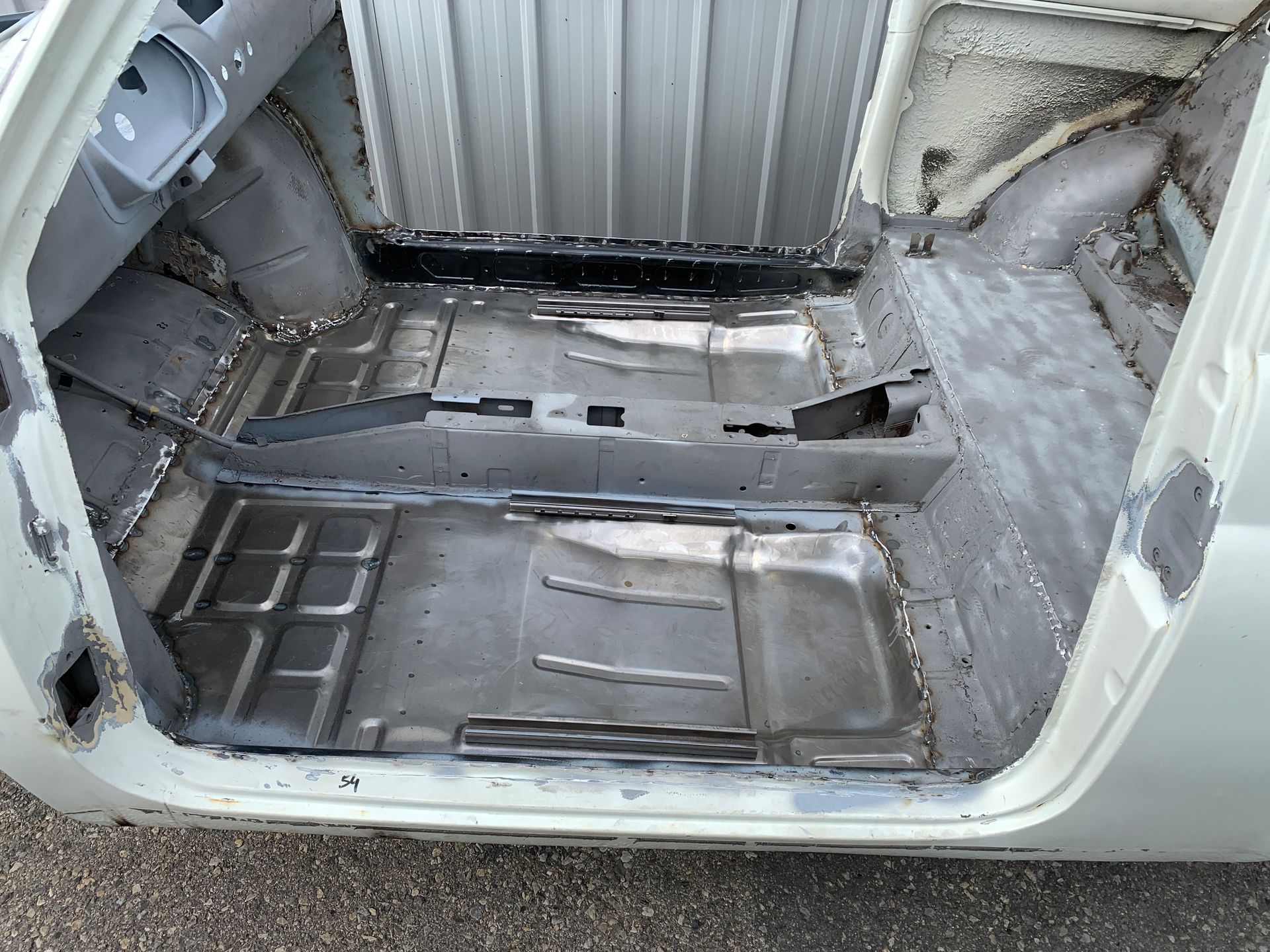 L’intérieur d’une voiture blanche avec la porte ouverte.