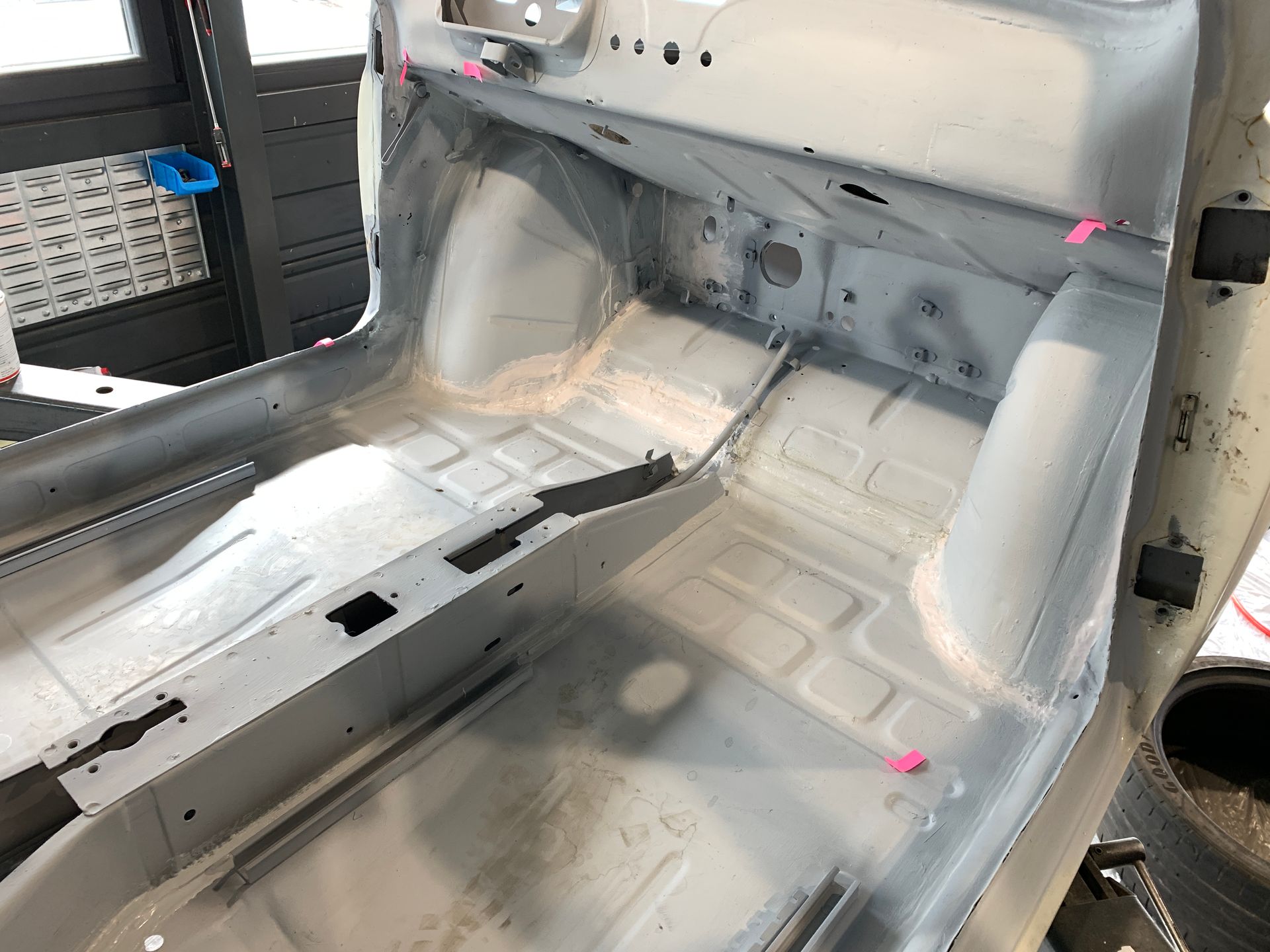 L'intérieur d'une voiture est peint en blanc.