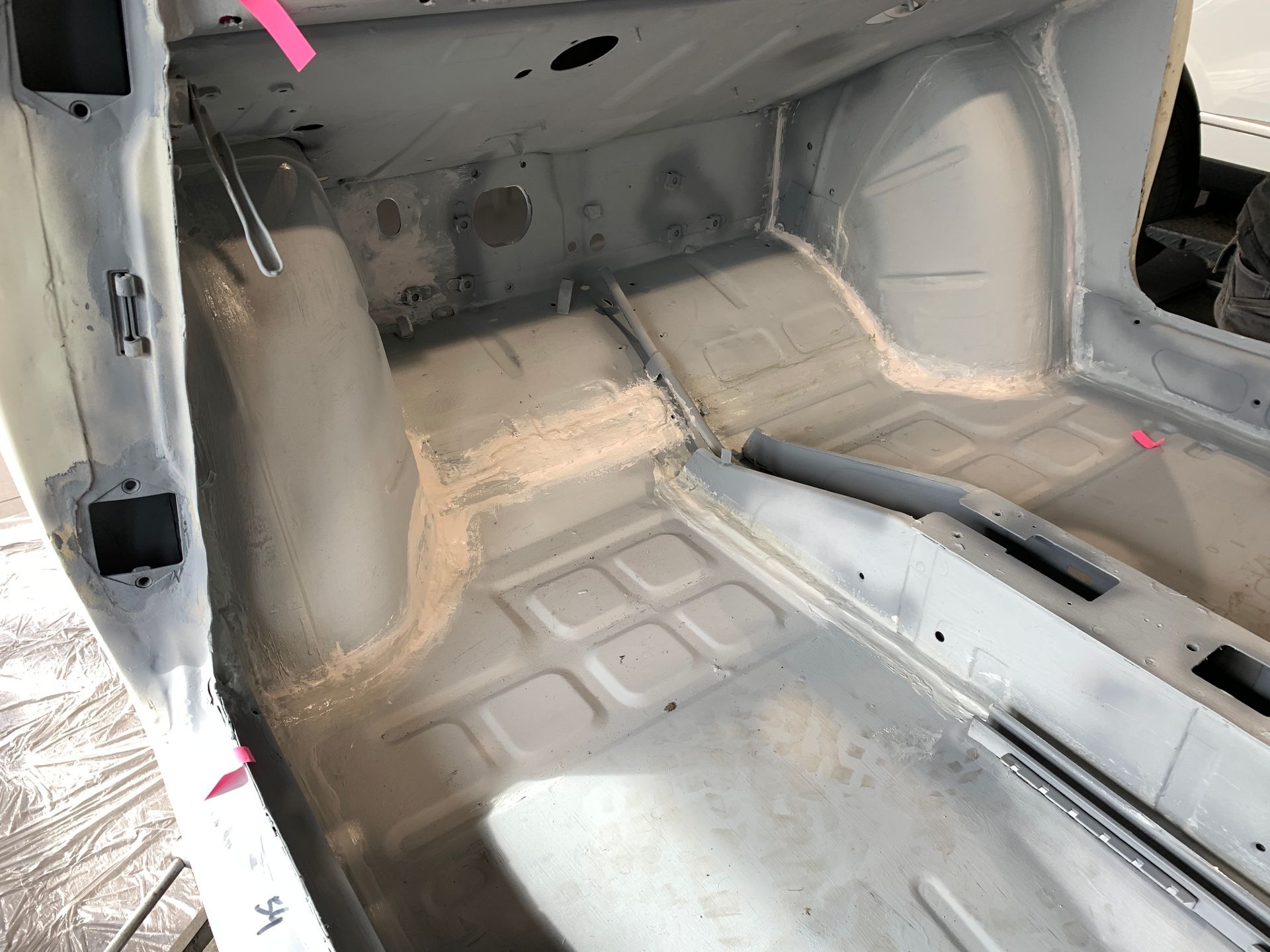 L'intérieur d'une voiture blanche est en train d'être peint.