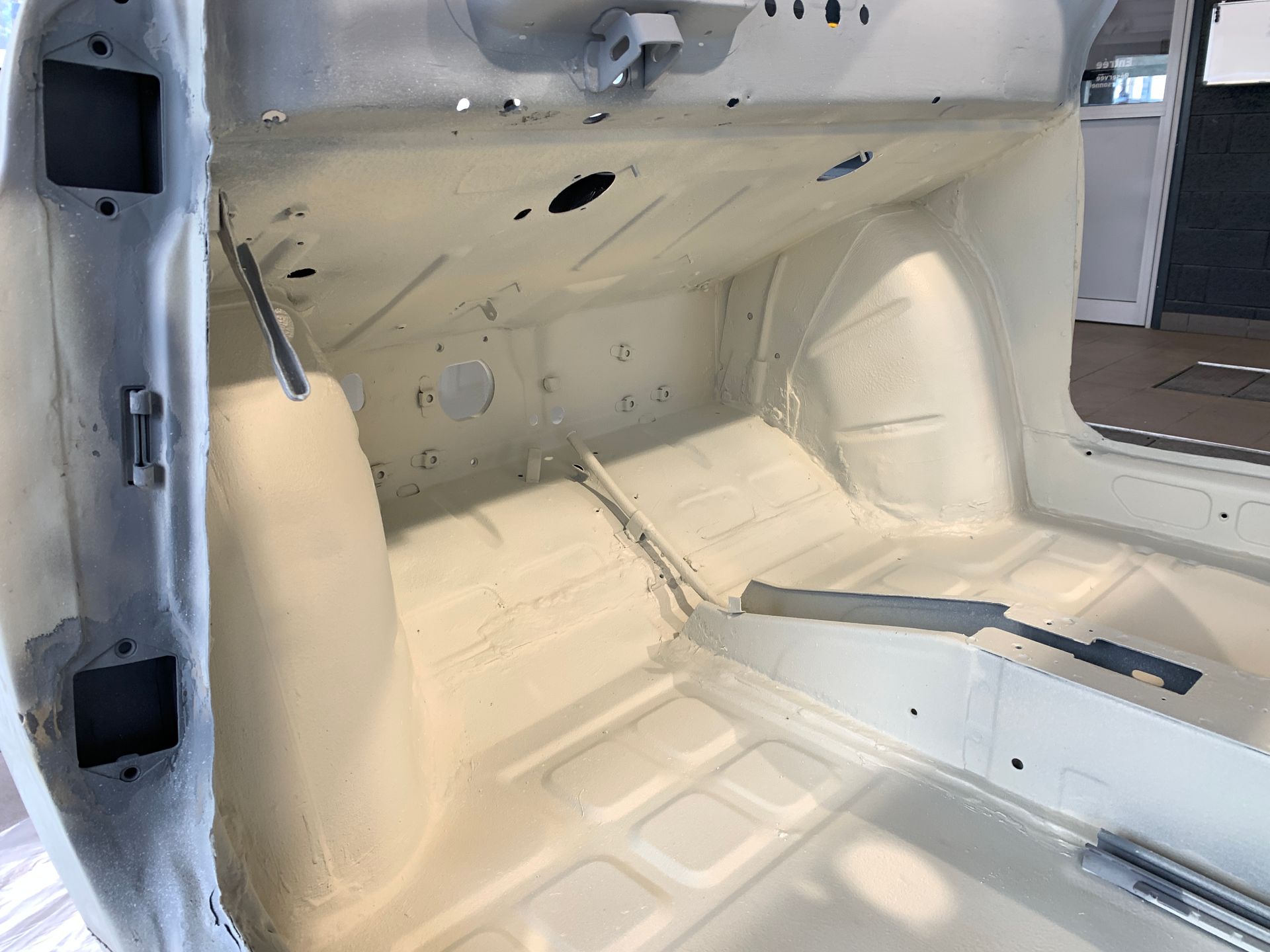 L'intérieur d'une voiture est peint en blanc.