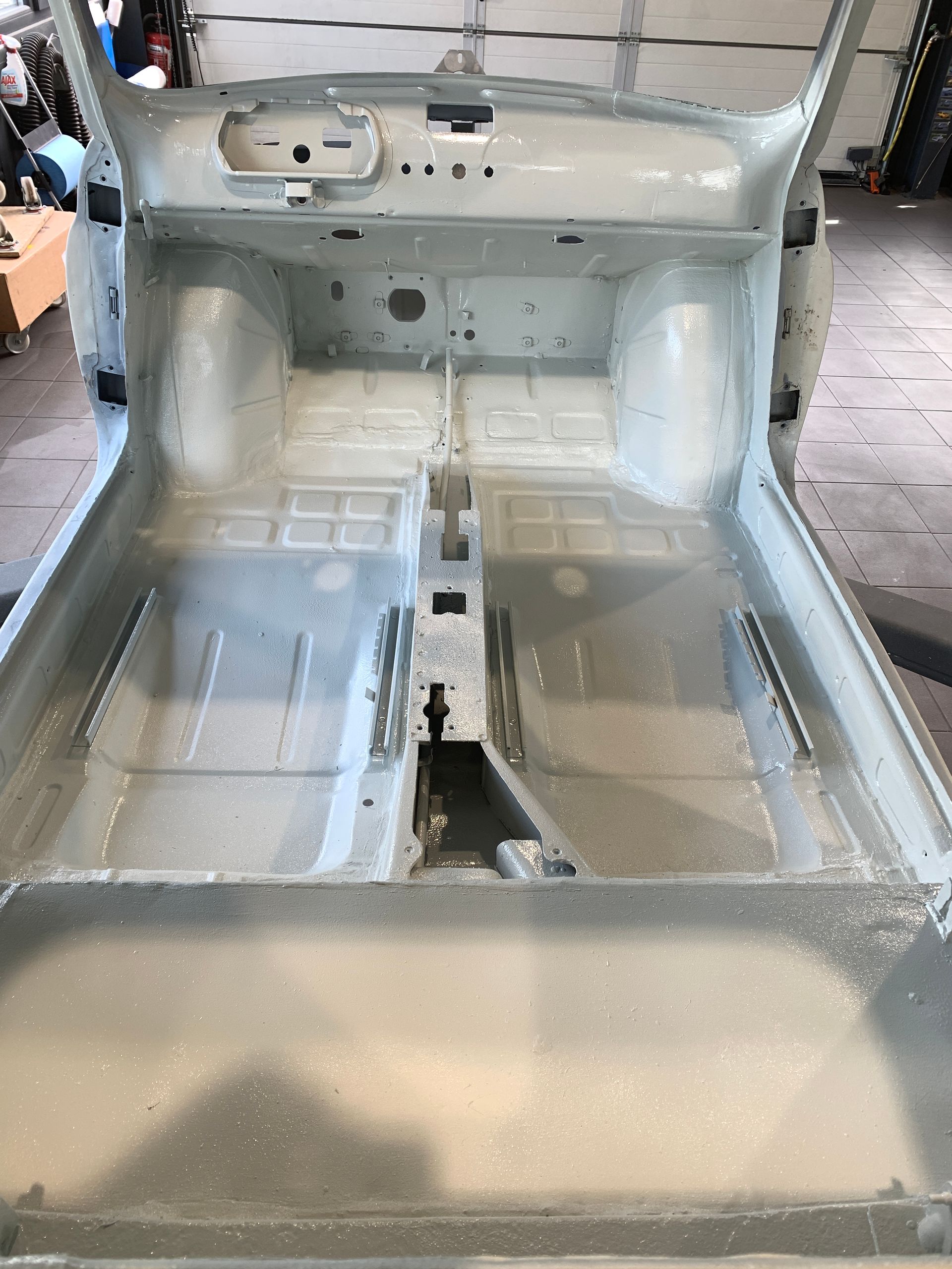 L'intérieur d'une voiture est peint en blanc dans un garage.