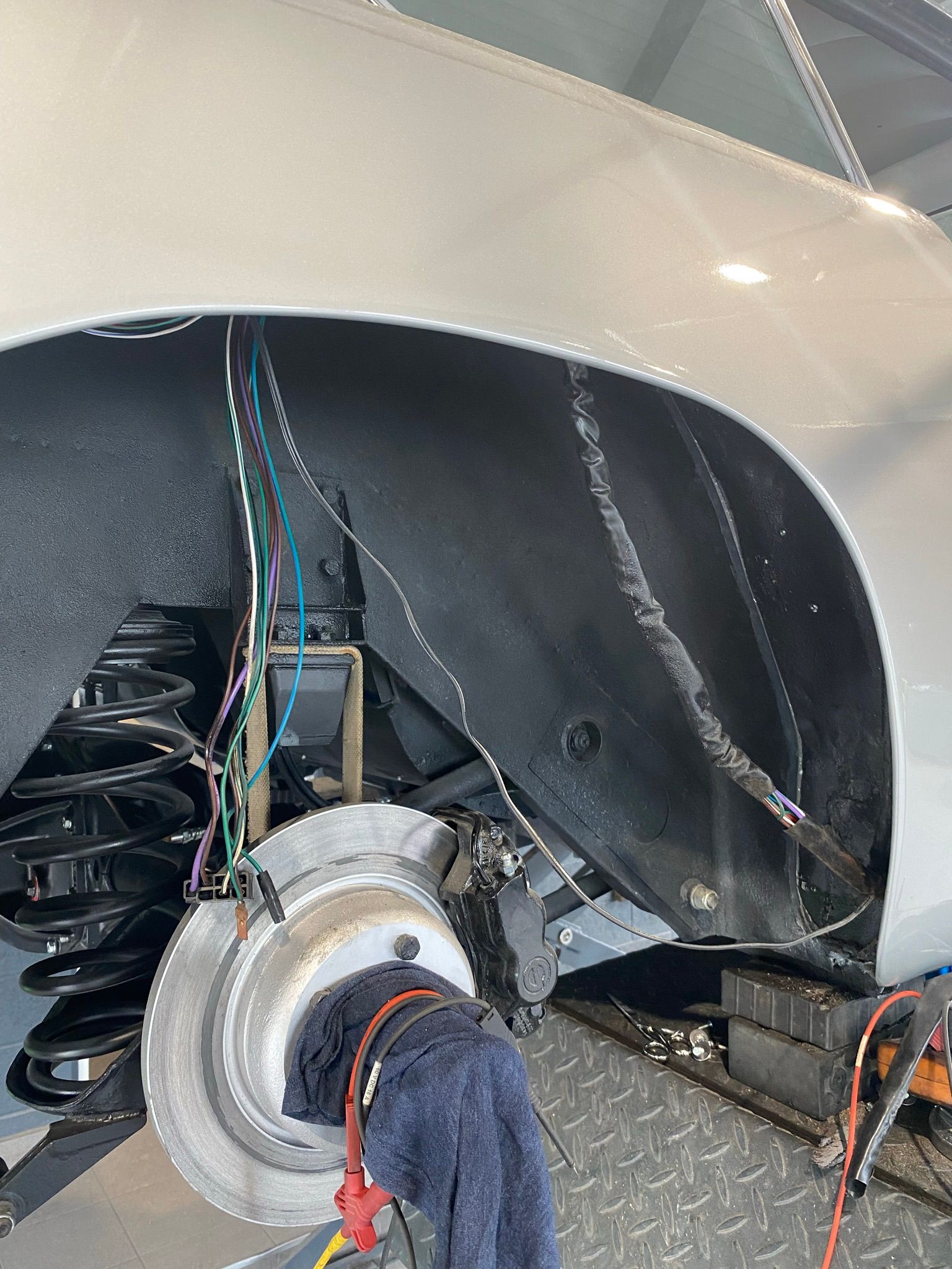 Un gros plan d'une roue de voiture avec une serviette dessus.