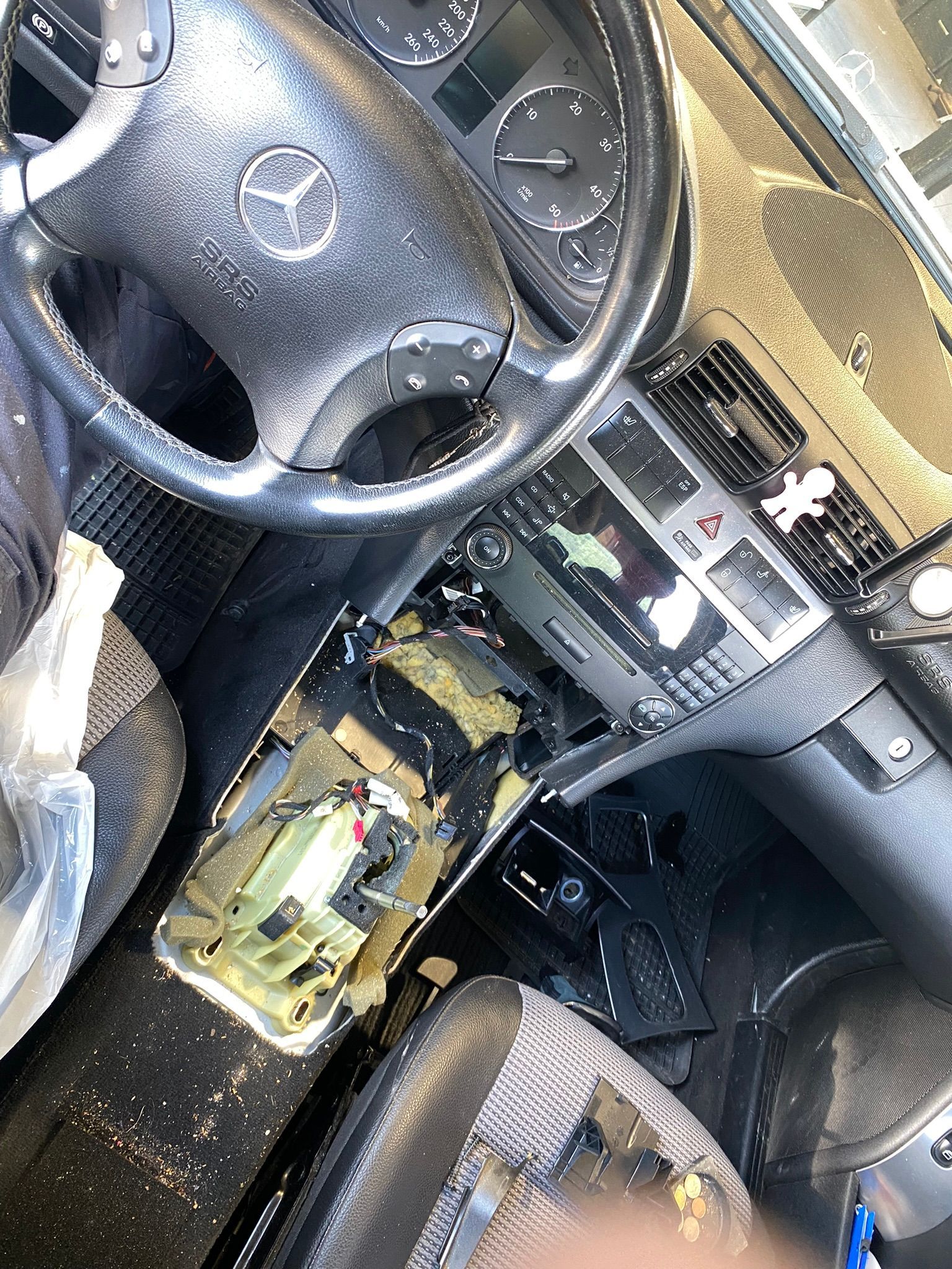 L’intérieur d’une voiture avec volant et tableau de bord.