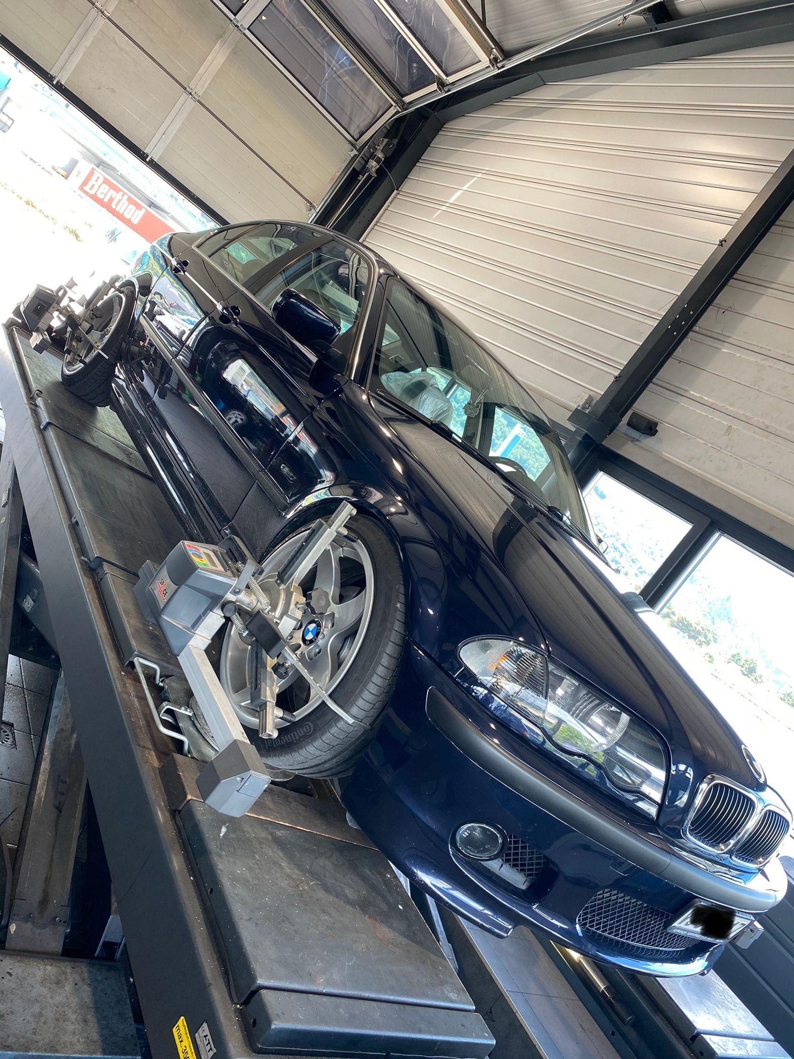 Une voiture noire est assise sur une dépanneuse.