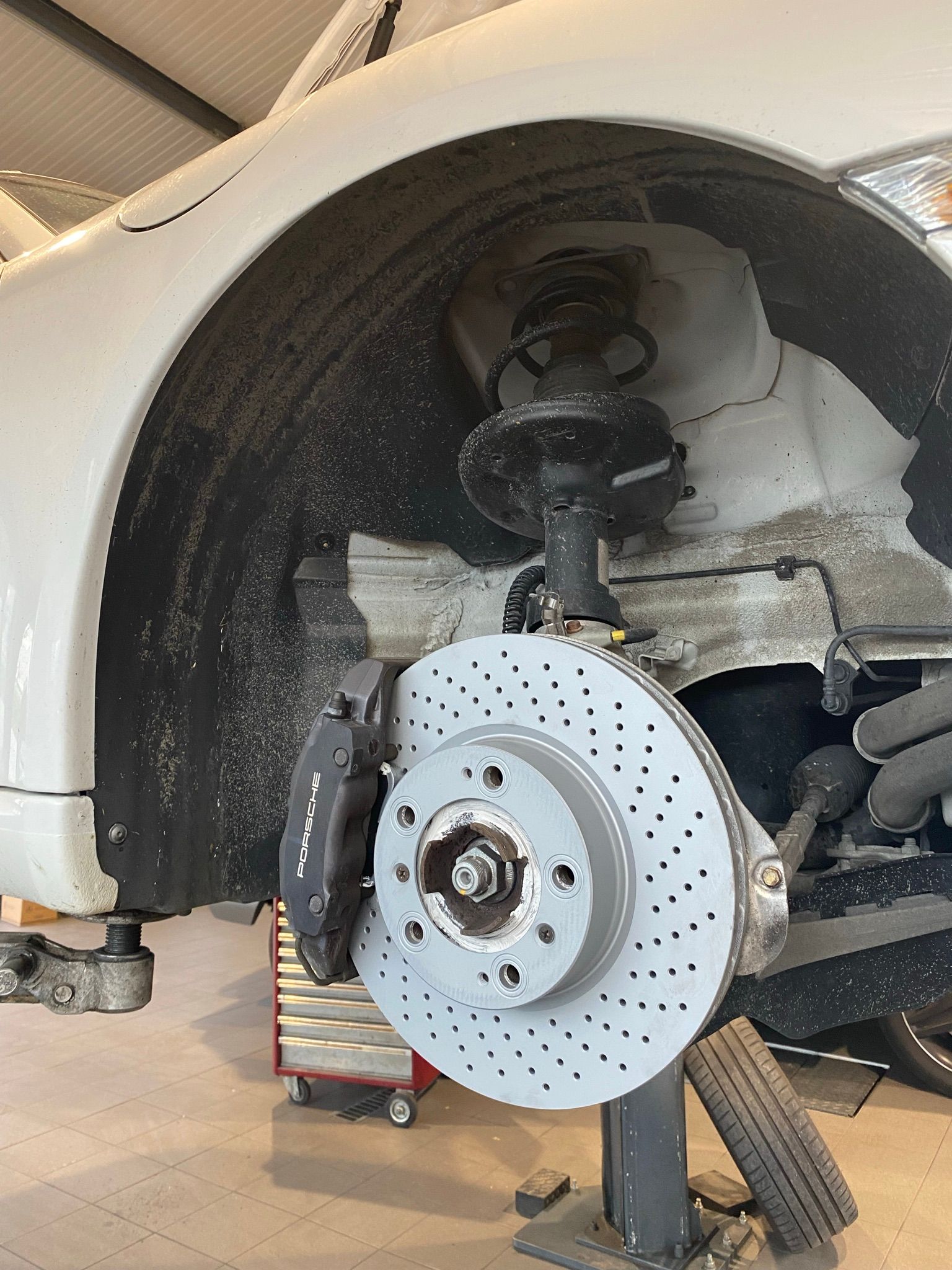 Un gros plan du disque de frein d'une voiture sur un ascenseur.