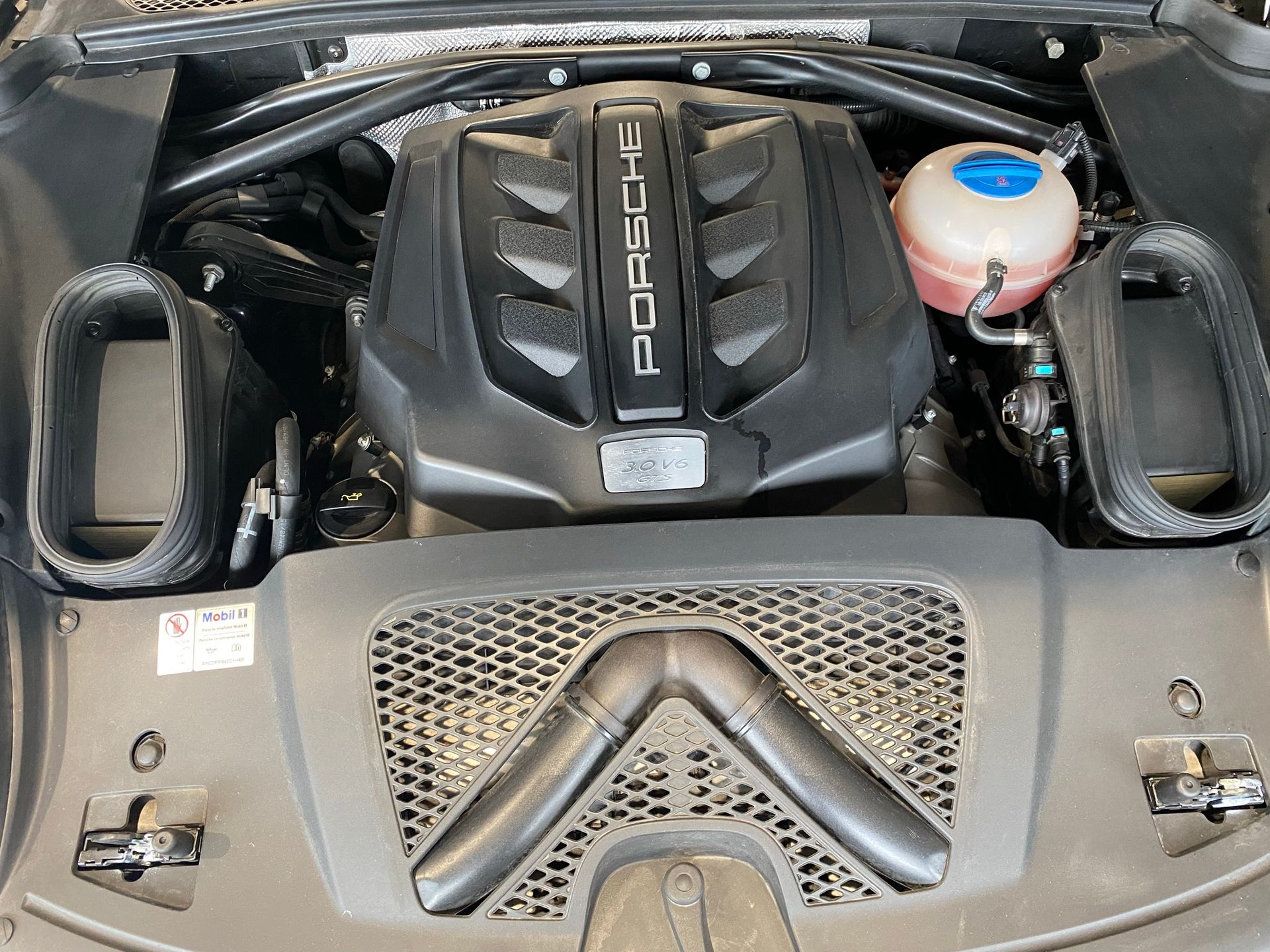 Un gros plan du moteur d’une porsche macan turbo.