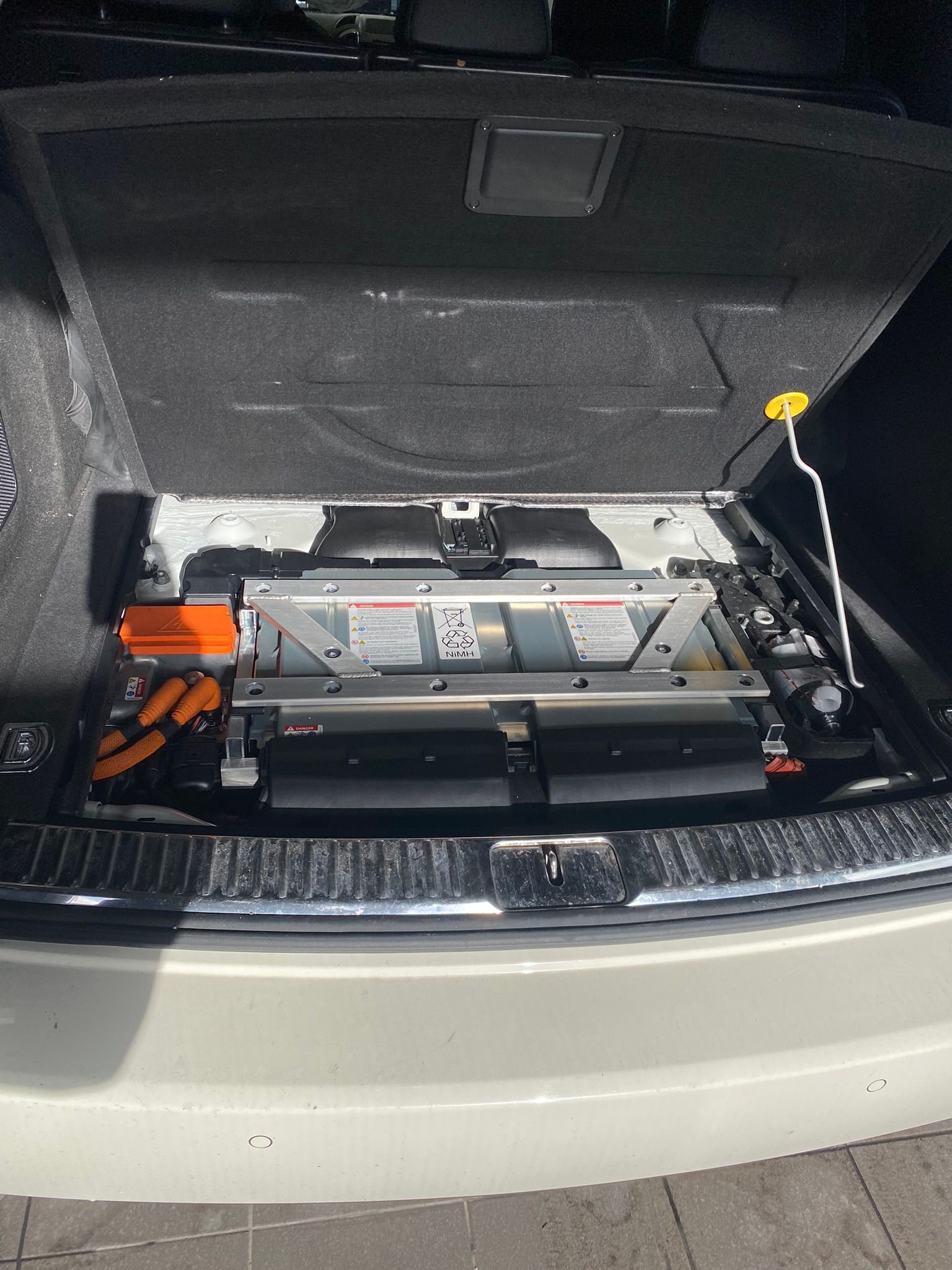 Le coffre d’une voiture avec une batterie à l’intérieur.