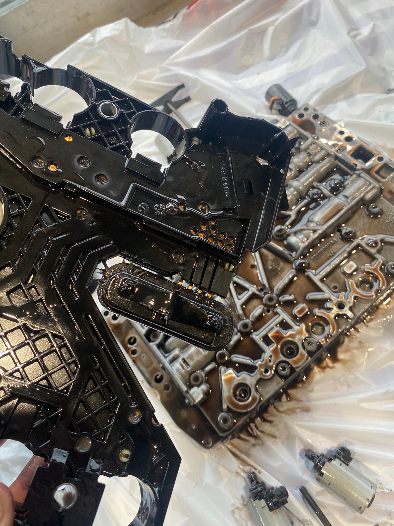 Une personne nettoie un morceau de métal avec un chiffon