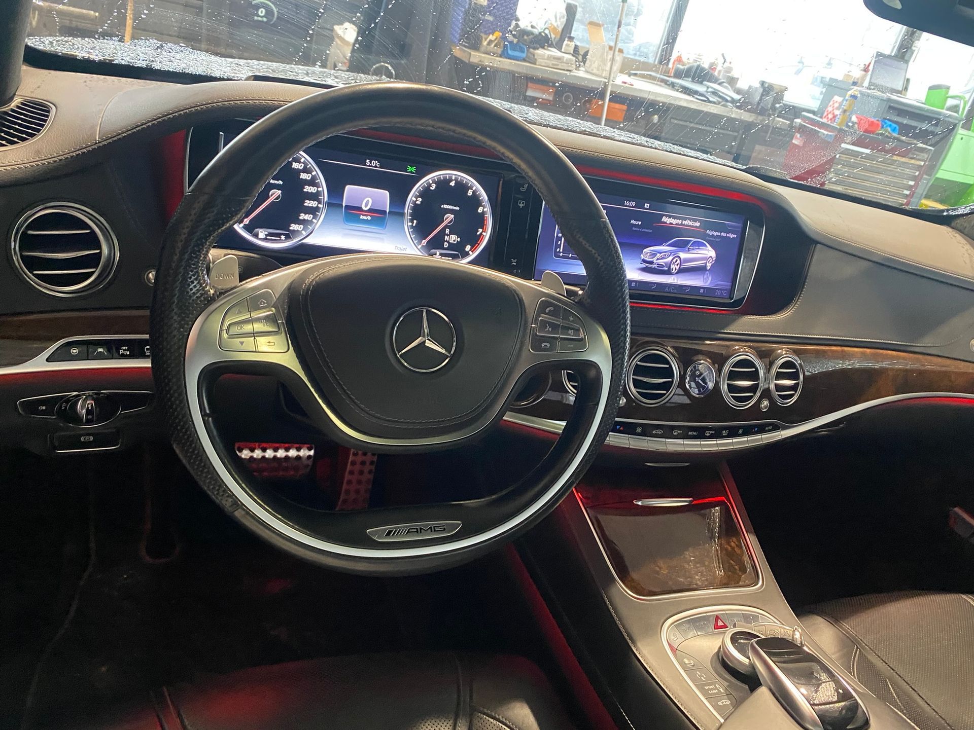 L'intérieur d'une Mercedes Benz avec volant et tableau de bord