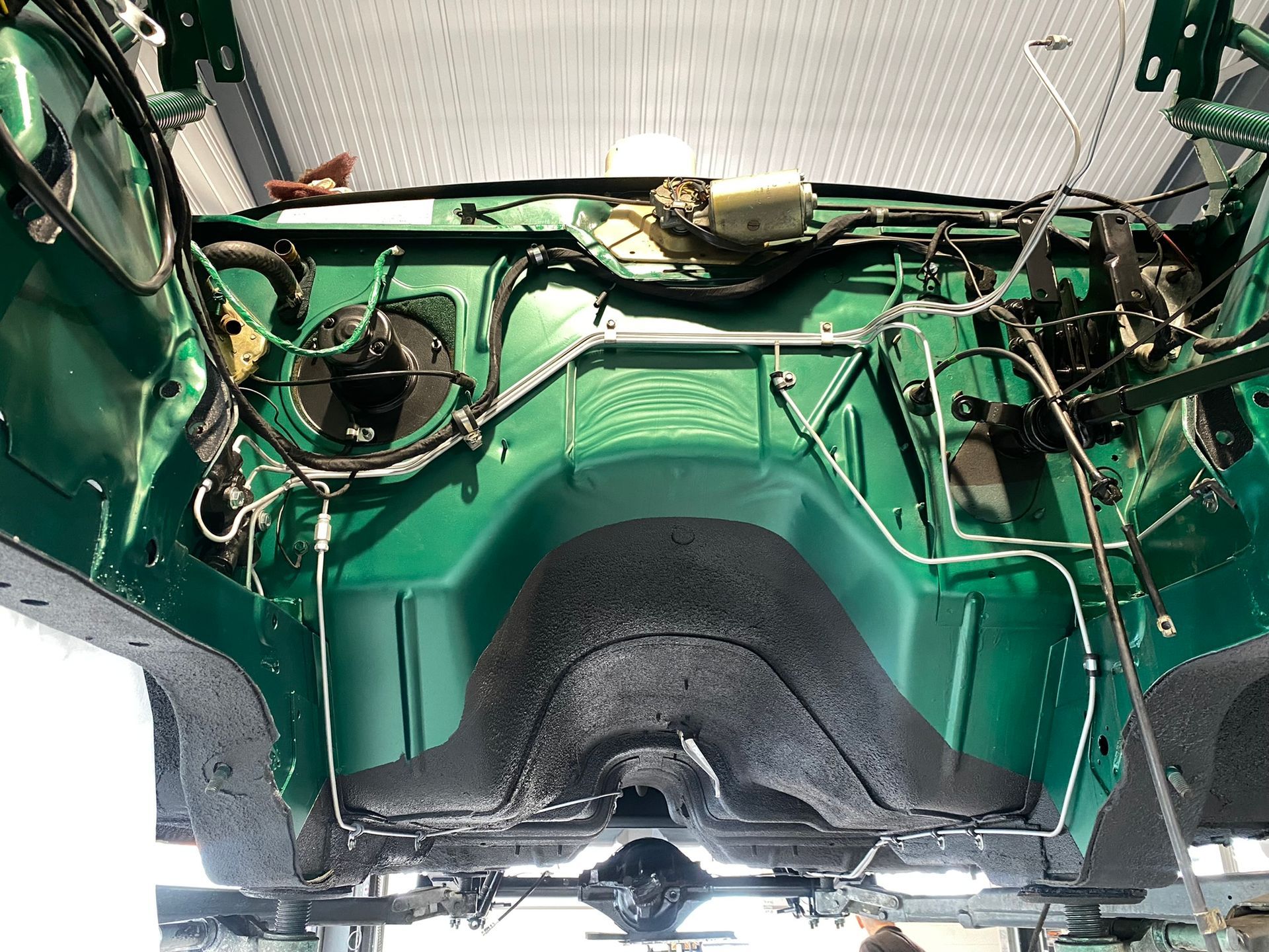 Une voiture verte avec beaucoup de fils qui en sortent