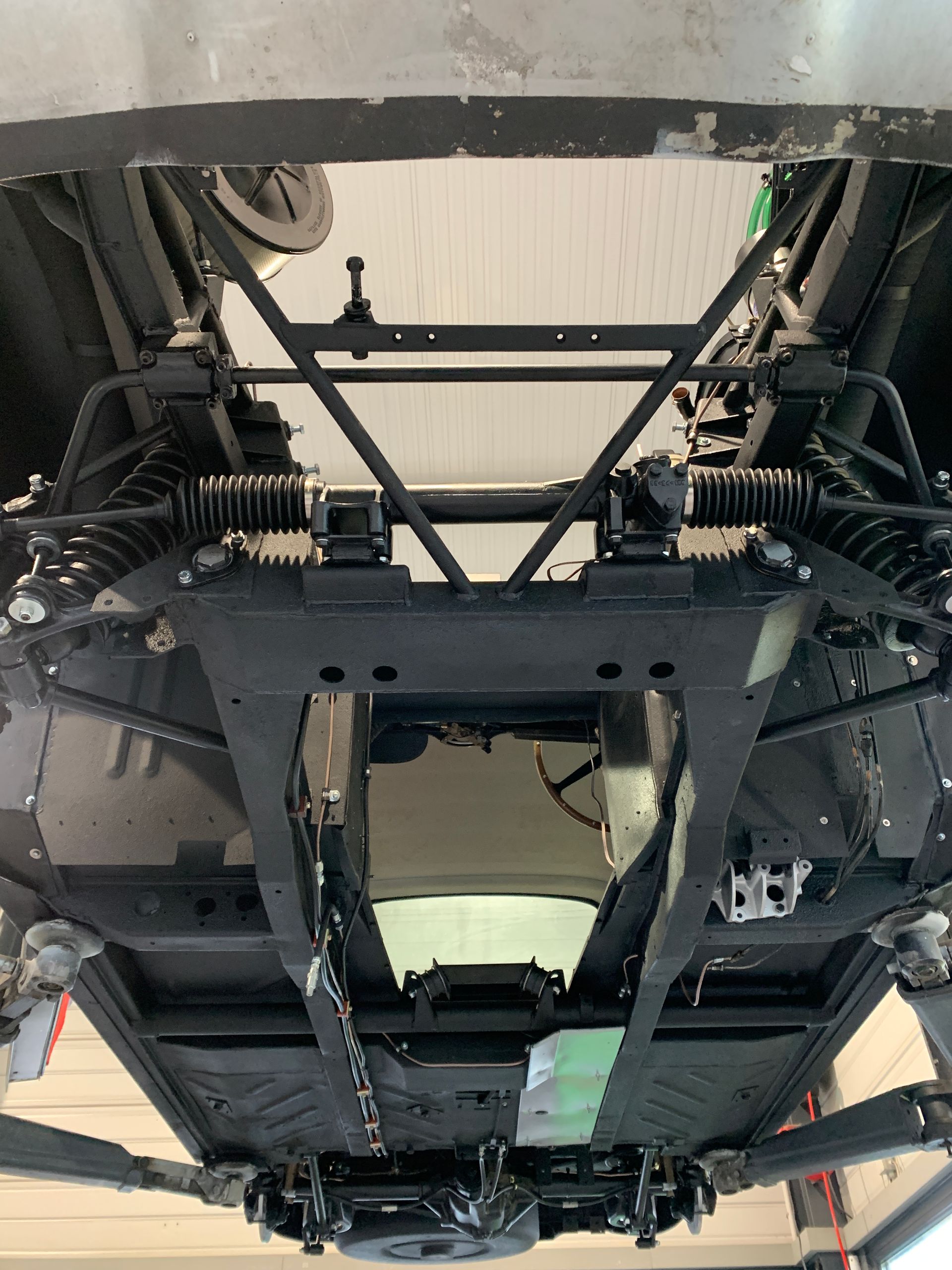 Un gros plan du dessous d'une voiture dans un garage.