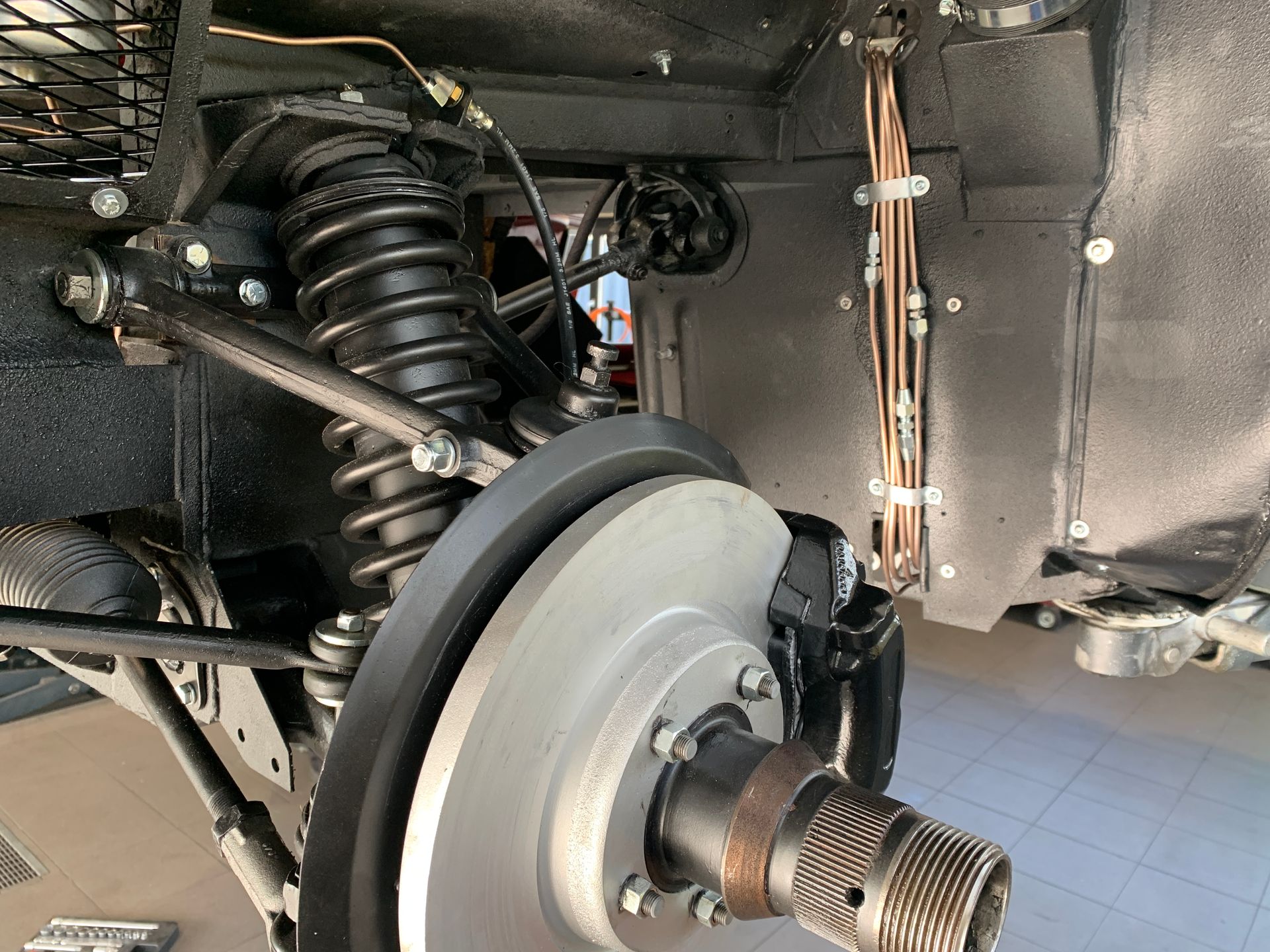 Un gros plan de la suspension et du système de freinage d'une voiture