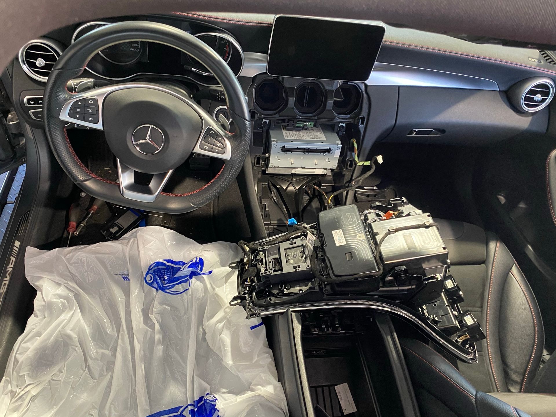 L'intérieur d'une Mercedes classe C est en cours de démontage