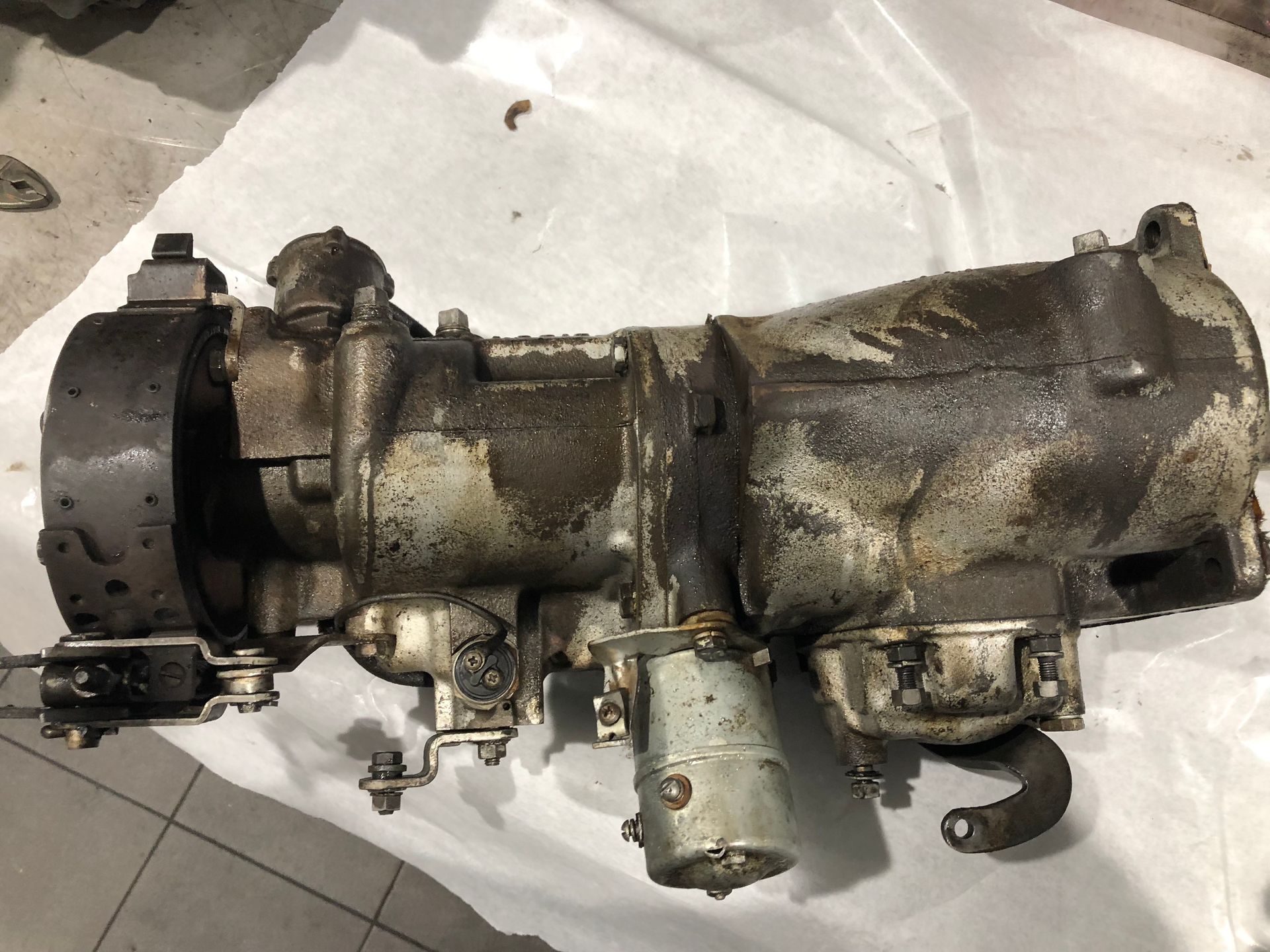 Un morceau de métal est posé sur un tissu blanc sur une table.