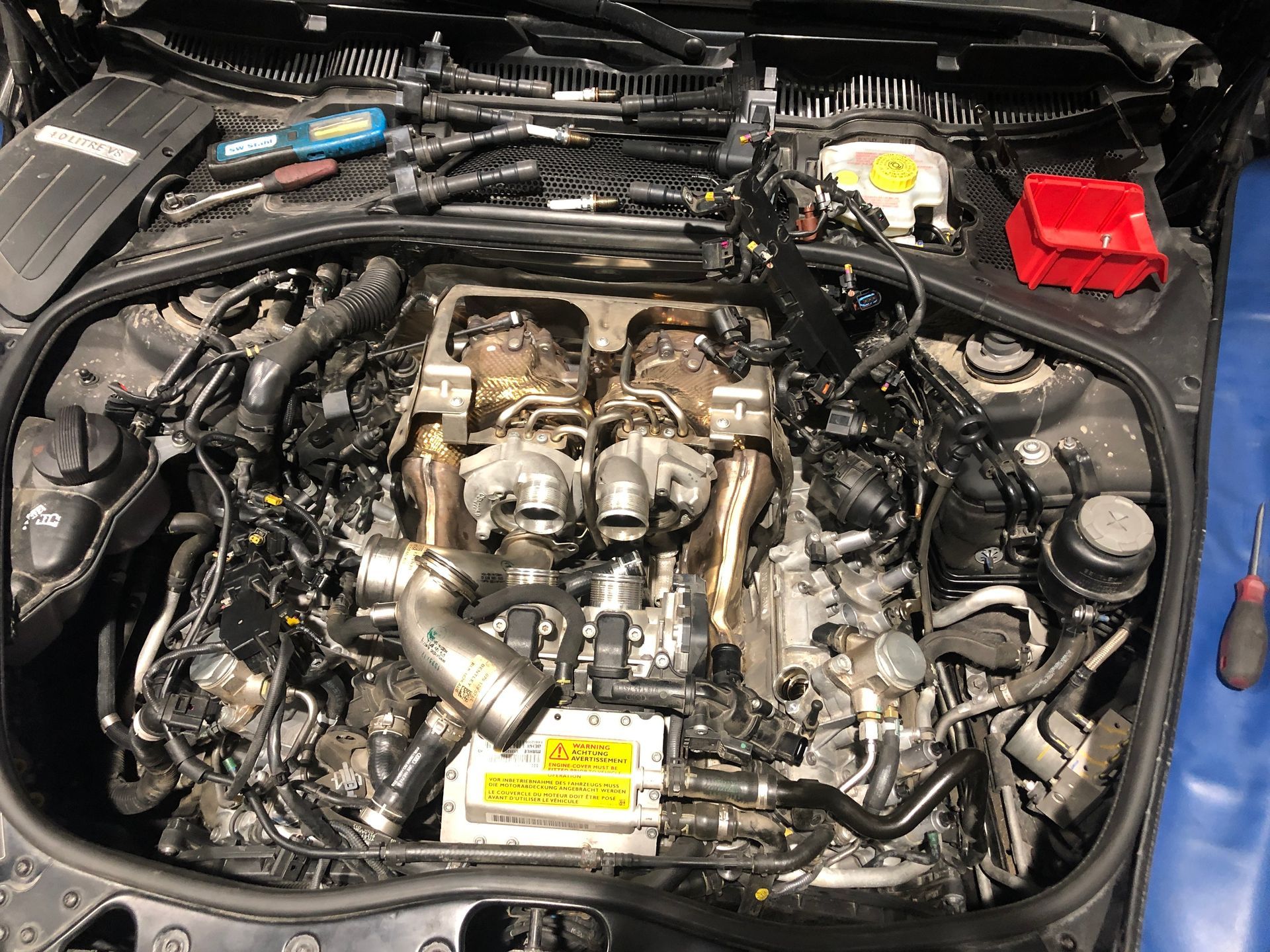 On travaille sur le moteur d'une voiture.