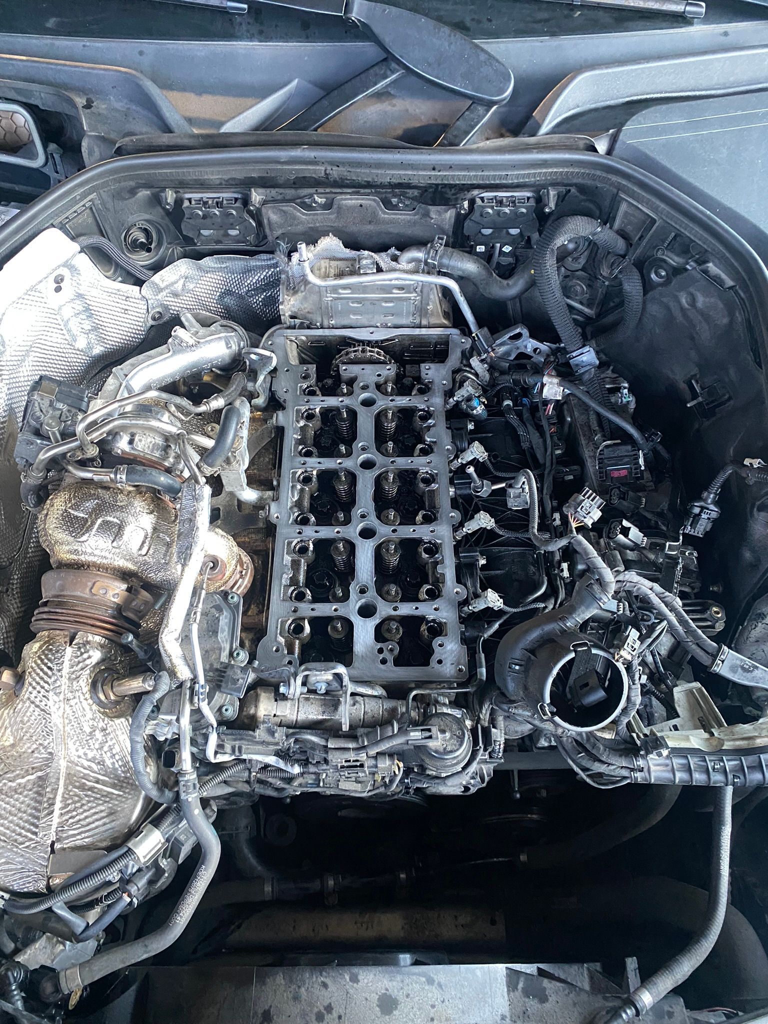 Le moteur d’une voiture endommagée par un incendie.