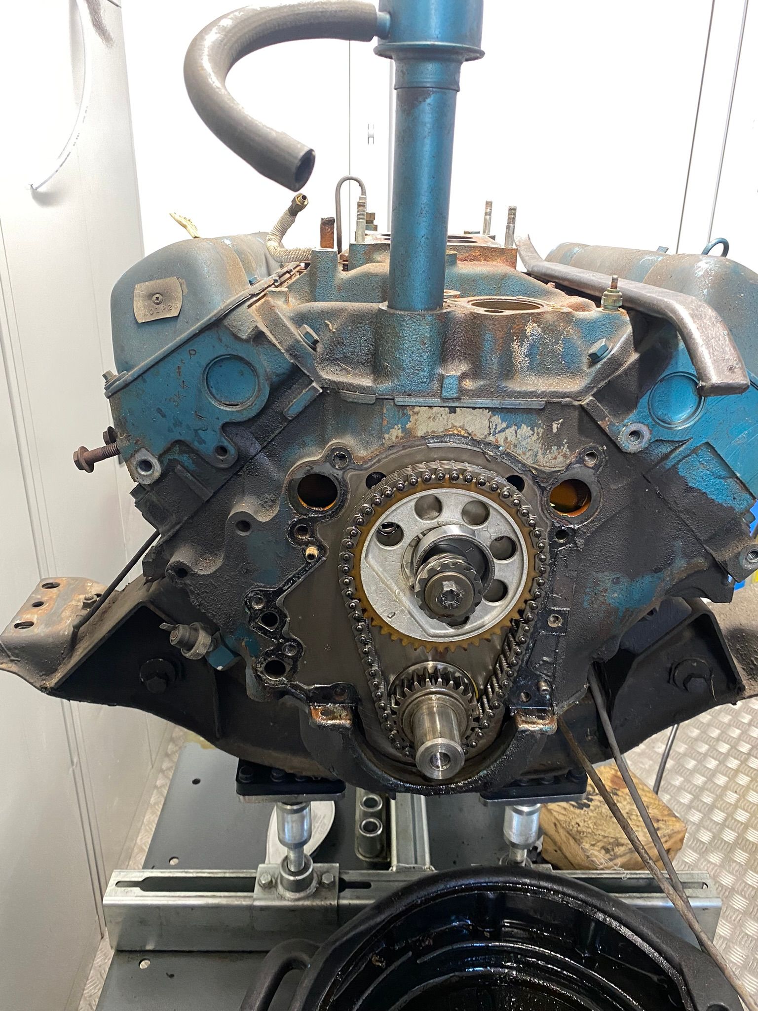 Un moteur bleu est posé sur une table.