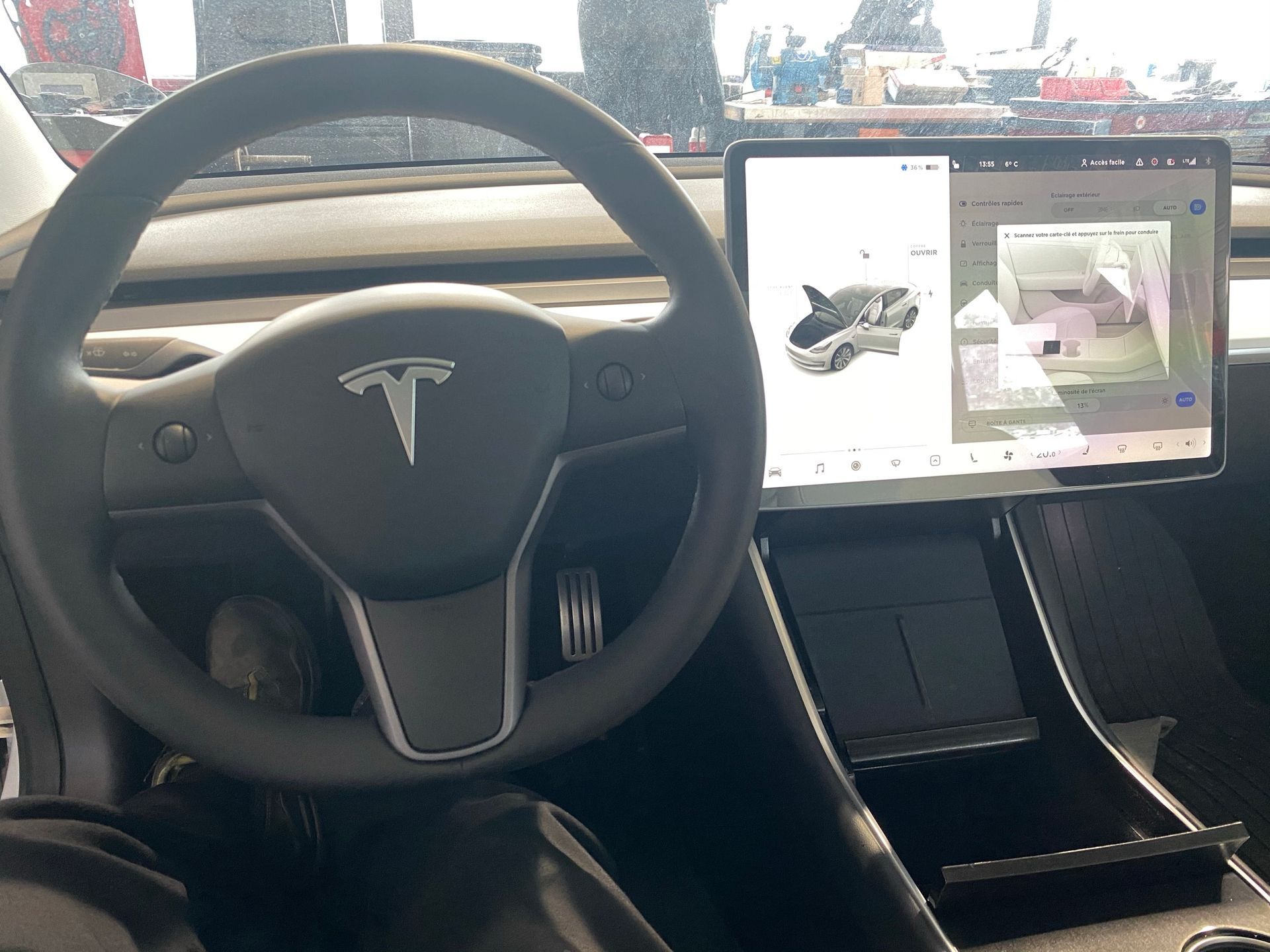 L'intérieur d'une Tesla Model 3 avec un volant